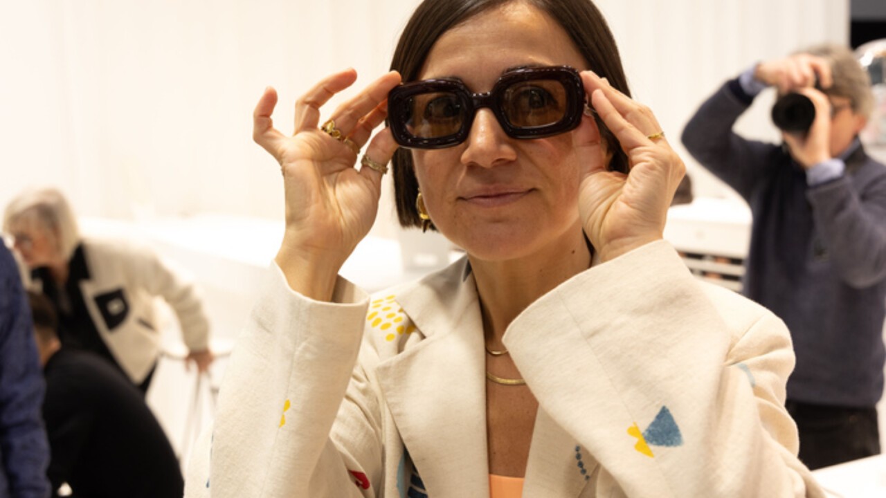 Selin Olmstend führt bei ihrem Eyewear-Rundgang die aktuellen Fassungstrends vor - hier am Stand von Kaleos.
