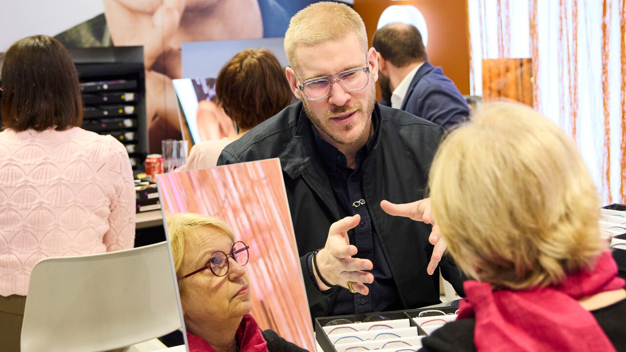 Kompetente Beratung: Fachgespräche am Stand von Design Eyewear Group auf der opti 2025.