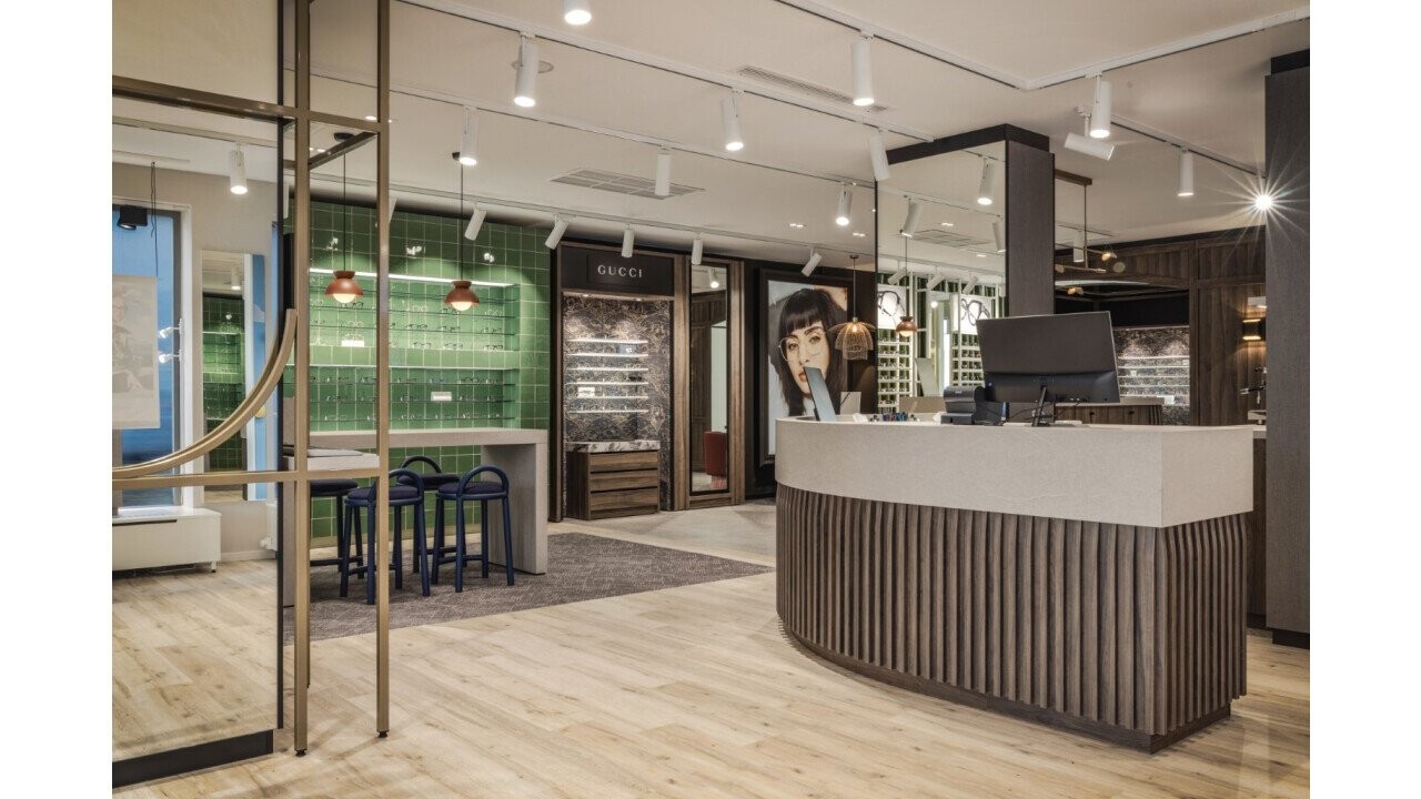A well-thought-out lighting plan in combination with designer lamps illuminates every detail of the store