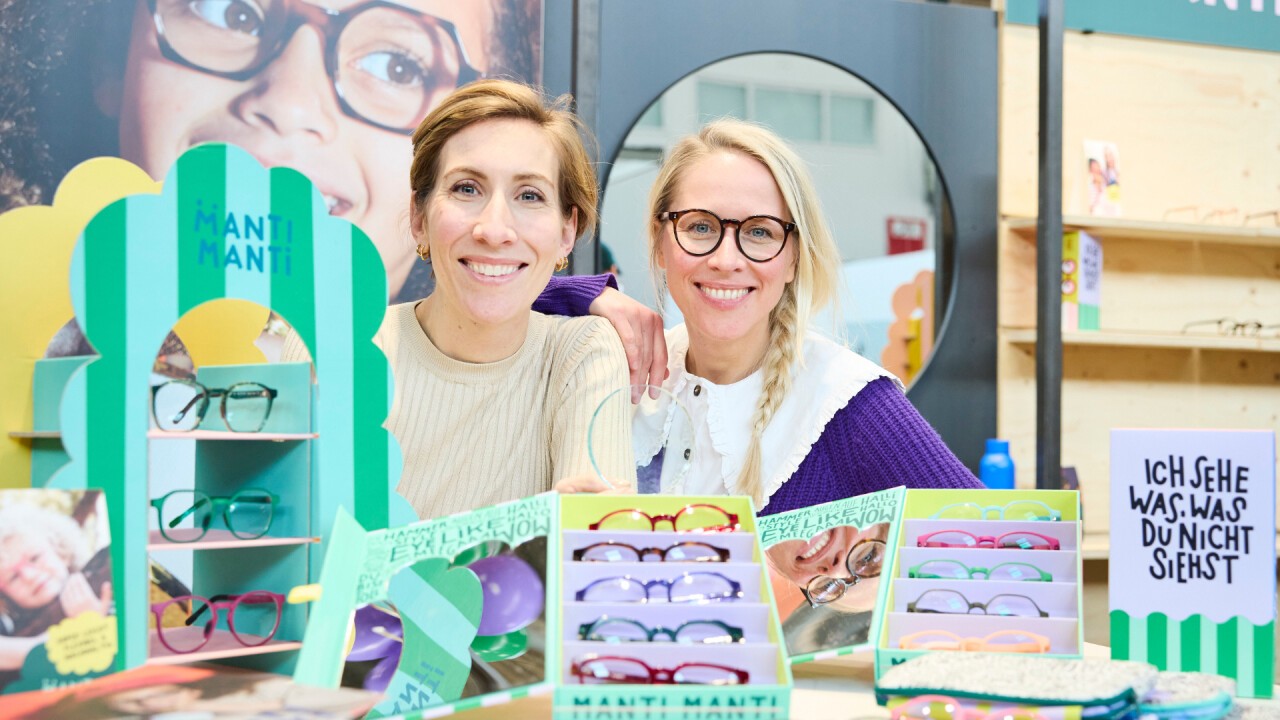 Die glücklichen Gewinnerinnen des opti BOX AWARDs 2025: Susann Hoffmann und Philippa Koenig von Manti Manti.