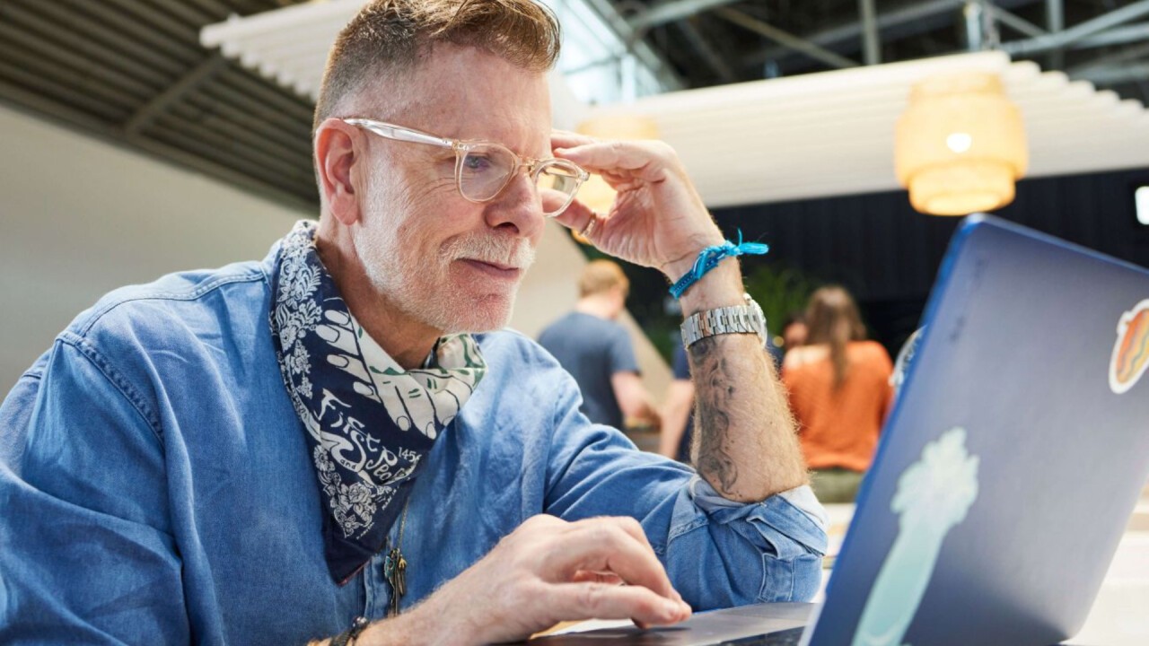 Ein Mann mit Style und Brille am Laptop - erkundet er das Ausstellerportal 2026?