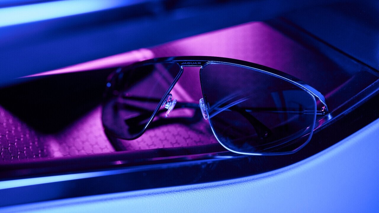 original vintage design from the 80s realised in high-quality titanium