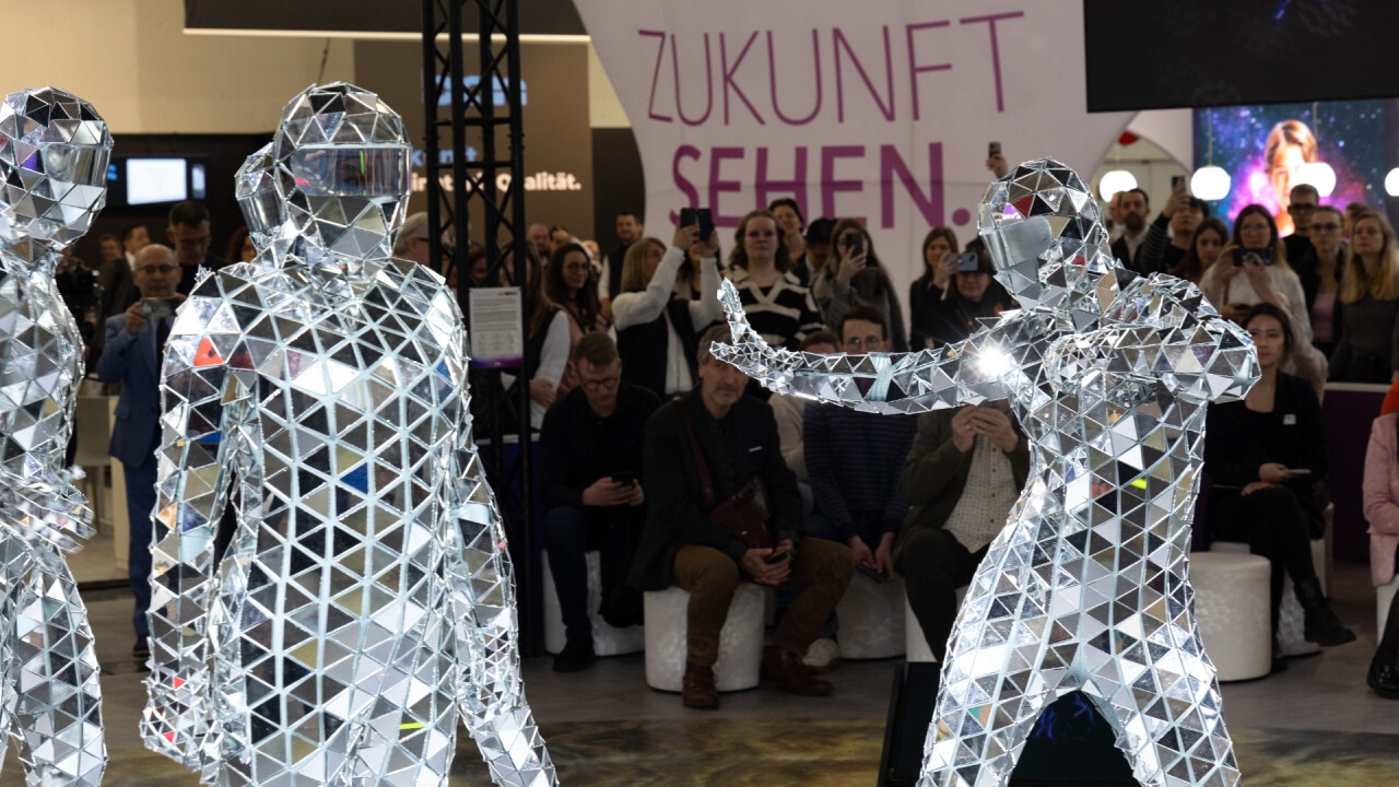 Die Auftaktveranstaltung der Messeneuheit TOMORROW VISION mit den Mirror Men. TOMORROW VISION in Halle C4.321 Thema: Die Kontaktlinse ist die Zukunft der Augenoptik Die neun renommierten Kontaktlinsenhersteller Alcon, Bausch + Lomb, CooperVision, ...