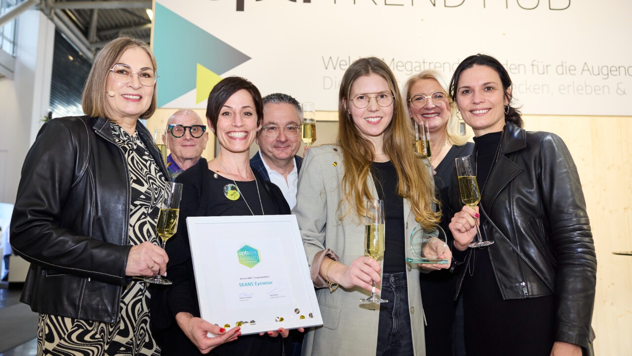 Johanna Skans von SKANS Eyewear (3.v.r.) wird bei der opti 2024 von einer internationalen Fachjury mit dem begehrten opti BOX AWARD ausgezeichnet.