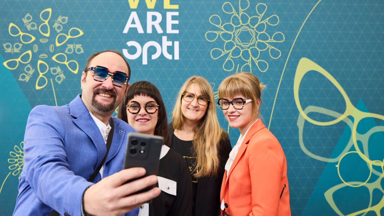 Erinnerungen festhalten: Besucher der opti 2025 posieren an der Selfie-Wand.