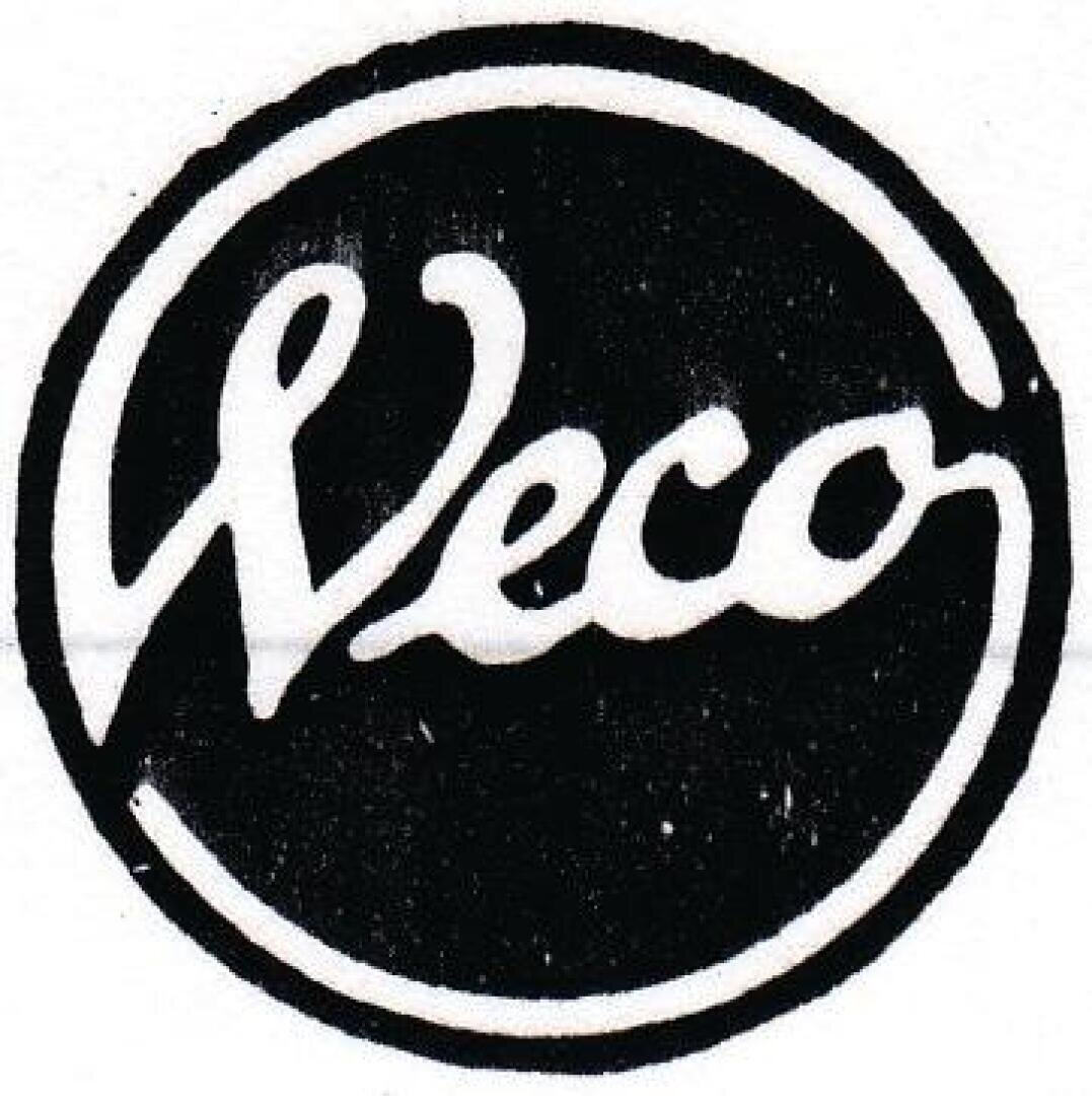 Schwarzes und weißes kreisförmiges Logo mit dem Wort Weco in kursiver, weißer Schrift innerhalb des schwarzen Kreises.