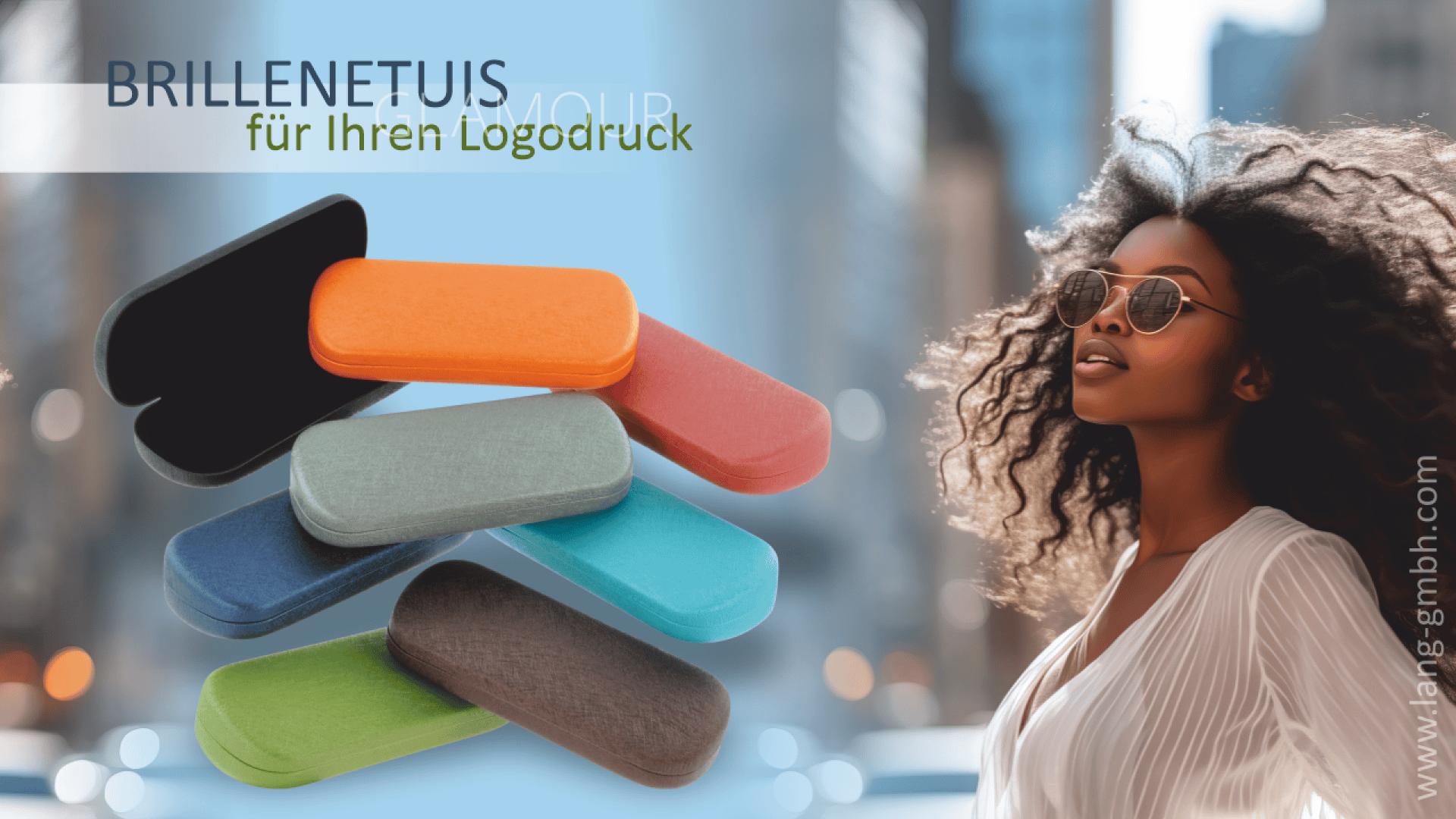 Auf einem blauen Hintergrund sind verschiedene bunte Brillenetuis abgebildet. Auf der rechten Seite lächelt eine stilvolle Frau mit lockigem Haar und Sonnenbrille selbstbewusst, wobei das Sonnenlicht ihr Gesicht beleuchtet. Der Text wirbt für einen individuellen Logodruck.