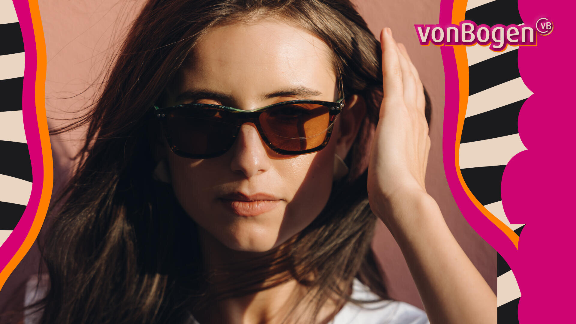 Eine Frau mit langen braunen Haaren und dunkler Sonnenbrille blickt in die Kamera und hält ihre Haare zurück. Der Hintergrund ist rosa mit welligen, bunten grafischen Rändern und dem vonBogen-Logo in der oberen rechten Ecke.