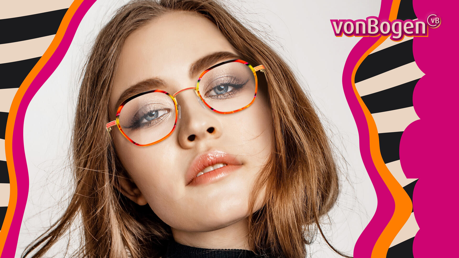 Eine junge Frau mit langen braunen Haaren trägt eine bunte runde Brille und ein schwarzes Oberteil. Der Hintergrund zeigt kräftige rosa, orange und schwarze Wellen mit dem vonBogen-Logo in der oberen rechten Ecke.