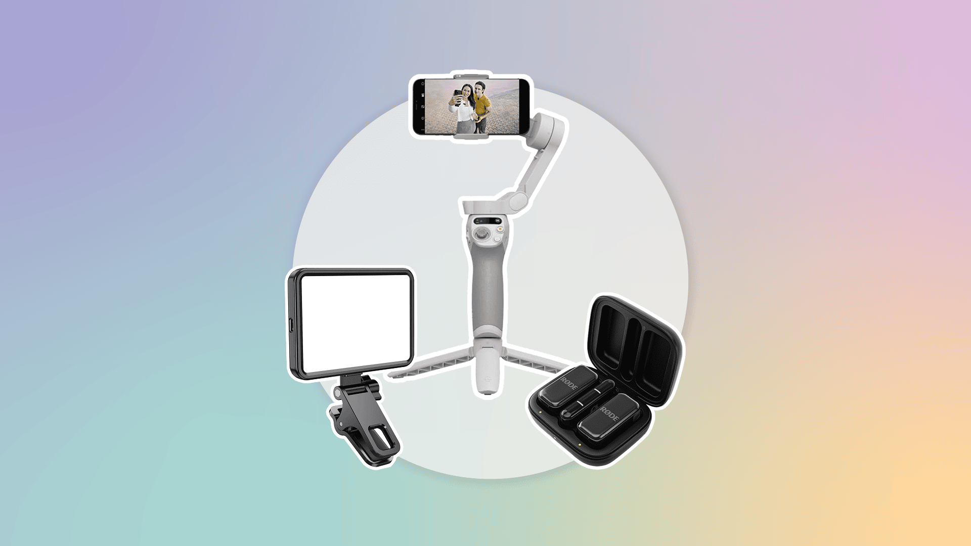 Ein Smartphone auf einem weißen Handstabilisator-Stativ, flankiert von einem rechteckigen Lichtpaneel und einem kleinen Gehäuse mit drahtlosen Mikrofonen, vor einem Hintergrund mit Pastellfarben.