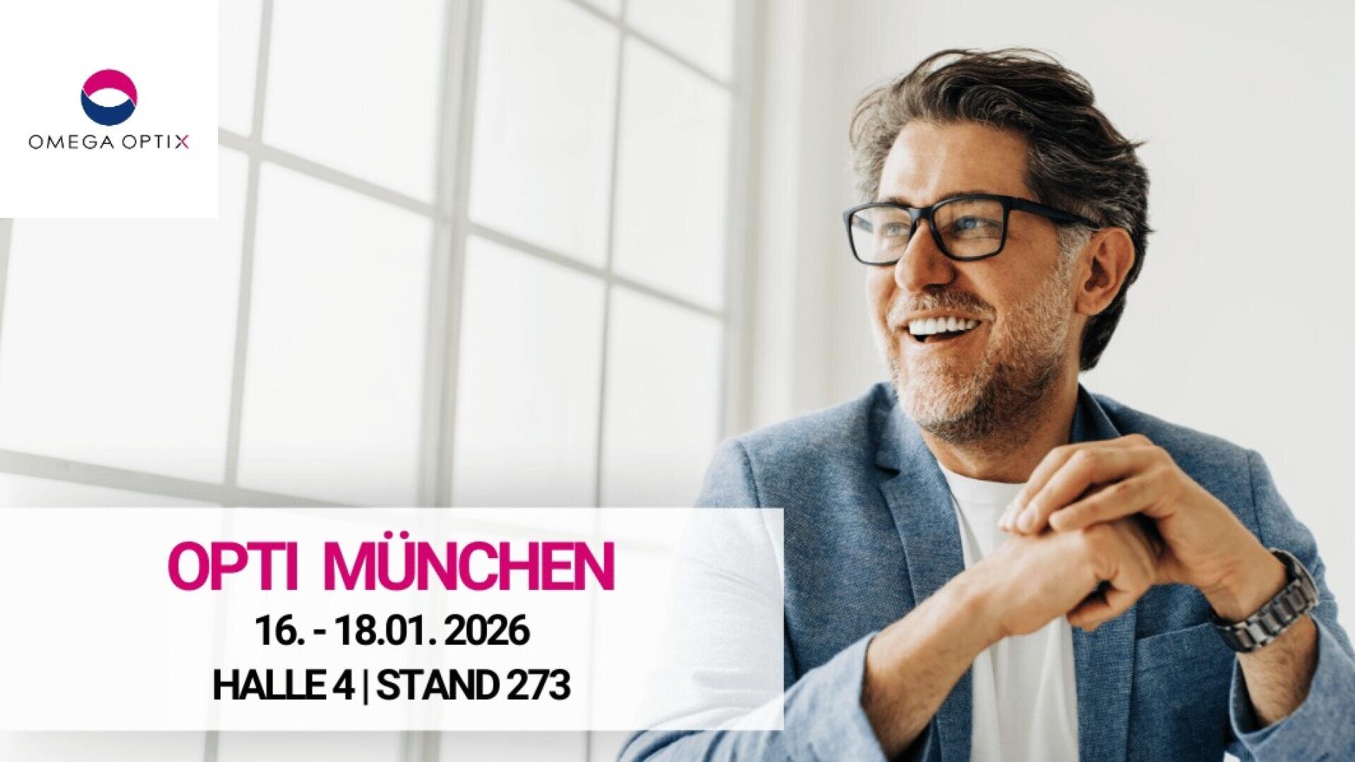 Ein lächelnder Mann mit Brille und einem hellblauen Blazer sitzt an einem Fenster. Die Veranstaltungsdaten für die Opti München 2026 werden angezeigt: 16. bis 18. Januar, Halle 4, Stand 273, mit dem Omega Optix-Logo in der oberen linken Ecke.