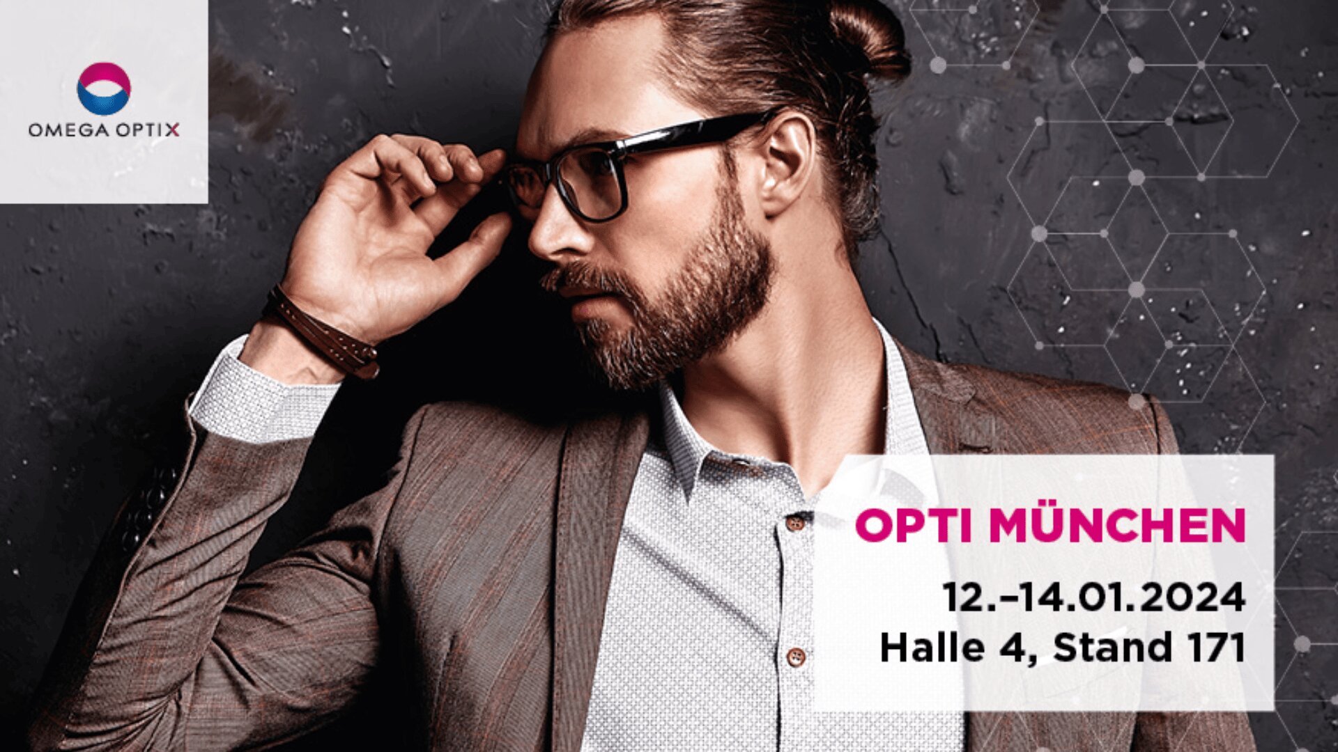 A stylish man with a beard and glasses poses against a textured gray wall. Text reads: “OPTI MÜNCHEN, 12.-14.01.2024, Halle 4, Stand 171.” The Omega Optix logo is in the top left corner.