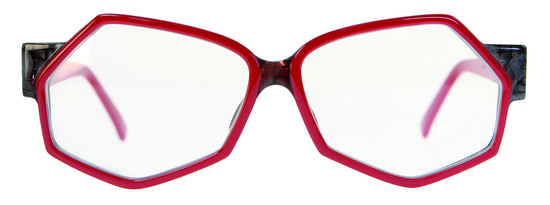 Rote geometrische Brille mit großen, eckigen Gläsern und dickem Rahmen, von vorne vor einem weißen Hintergrund betrachtet.