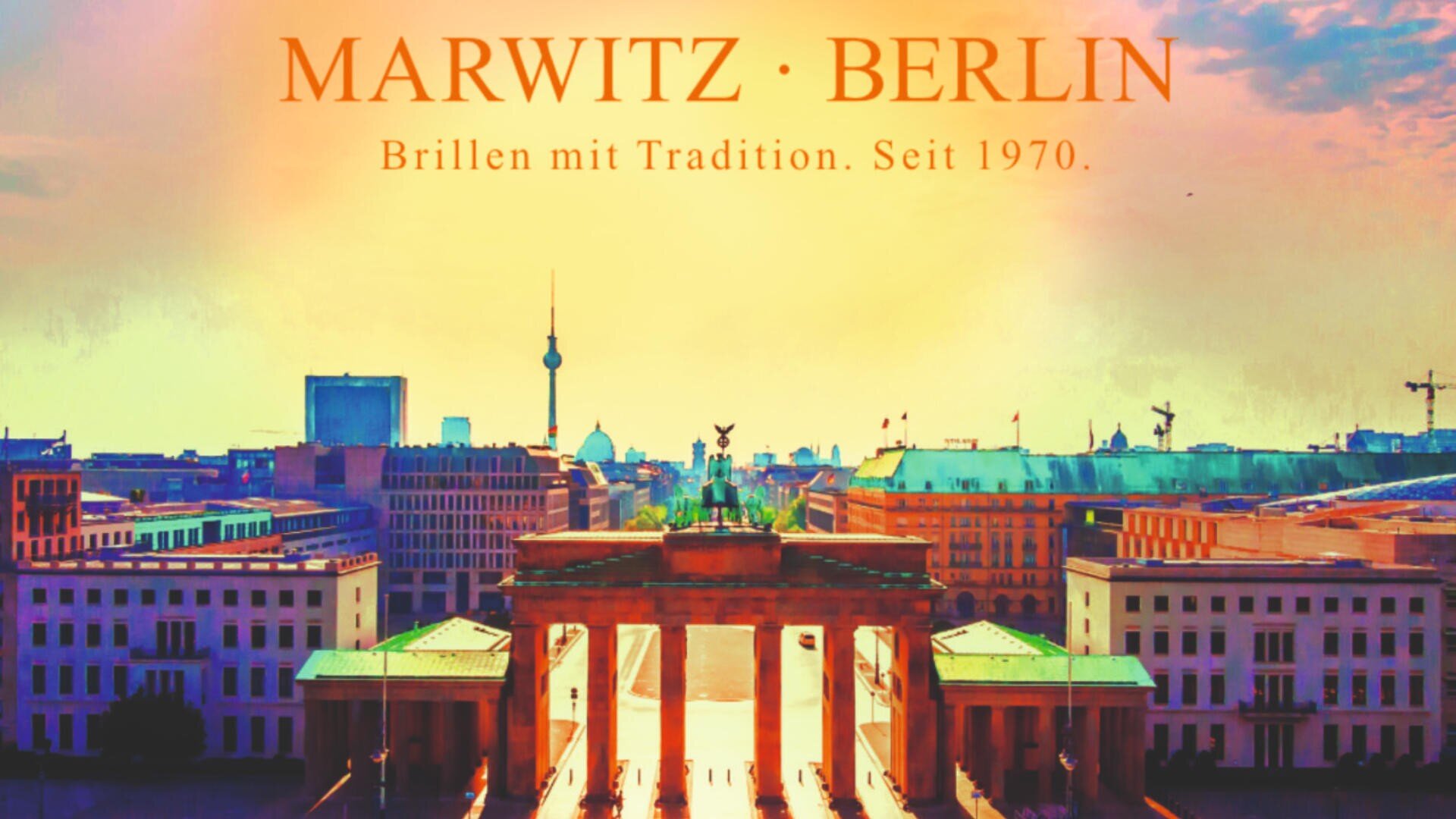 Ein lebendiges, stilisiertes Bild des Brandenburger Tors in Berlin bei Sonnenuntergang mit dem darüber geschriebenen Text „MARWITZ · BERLIN Brillen mit Tradition. Seit 1970“, der die Brillentradition seit 1970 hervorhebt.