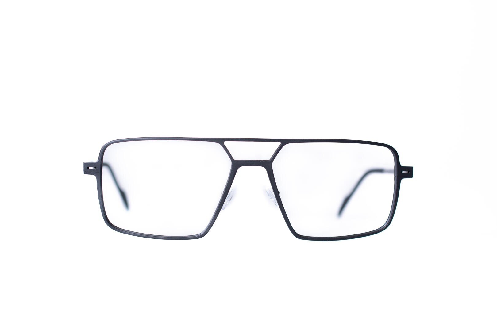 Eine schwarze, rechteckige Brille mit klaren Gläsern auf weißem Hintergrund. Der Rahmen hat einen doppelten Steg und breite Bügel.