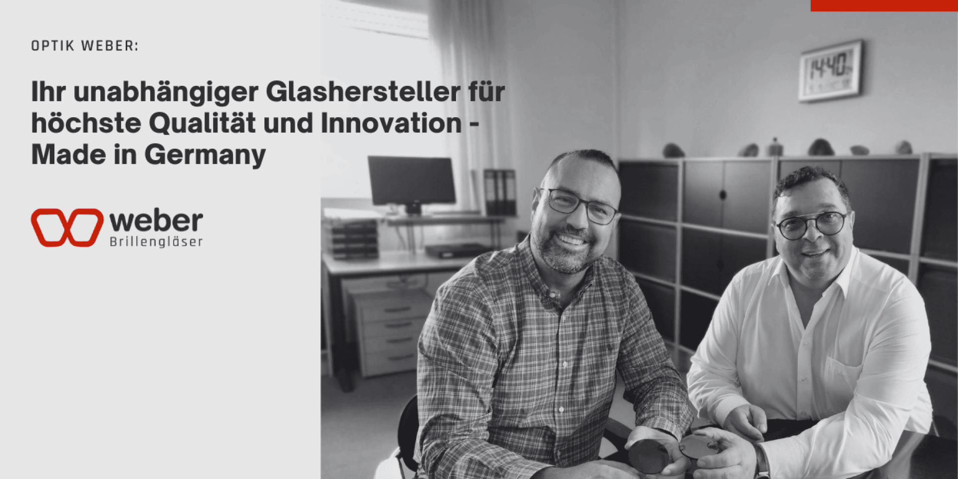 Zwei lächelnde Männer sitzen an einem Schreibtisch in einem Büro. Links wirbt ein Text für Optik Weber als unabhängigen deutschen Hersteller von Brillengläsern, der für hohe Qualität und Innovation steht. Unter dem Text erscheint das Weber Brillengläser-Logo.