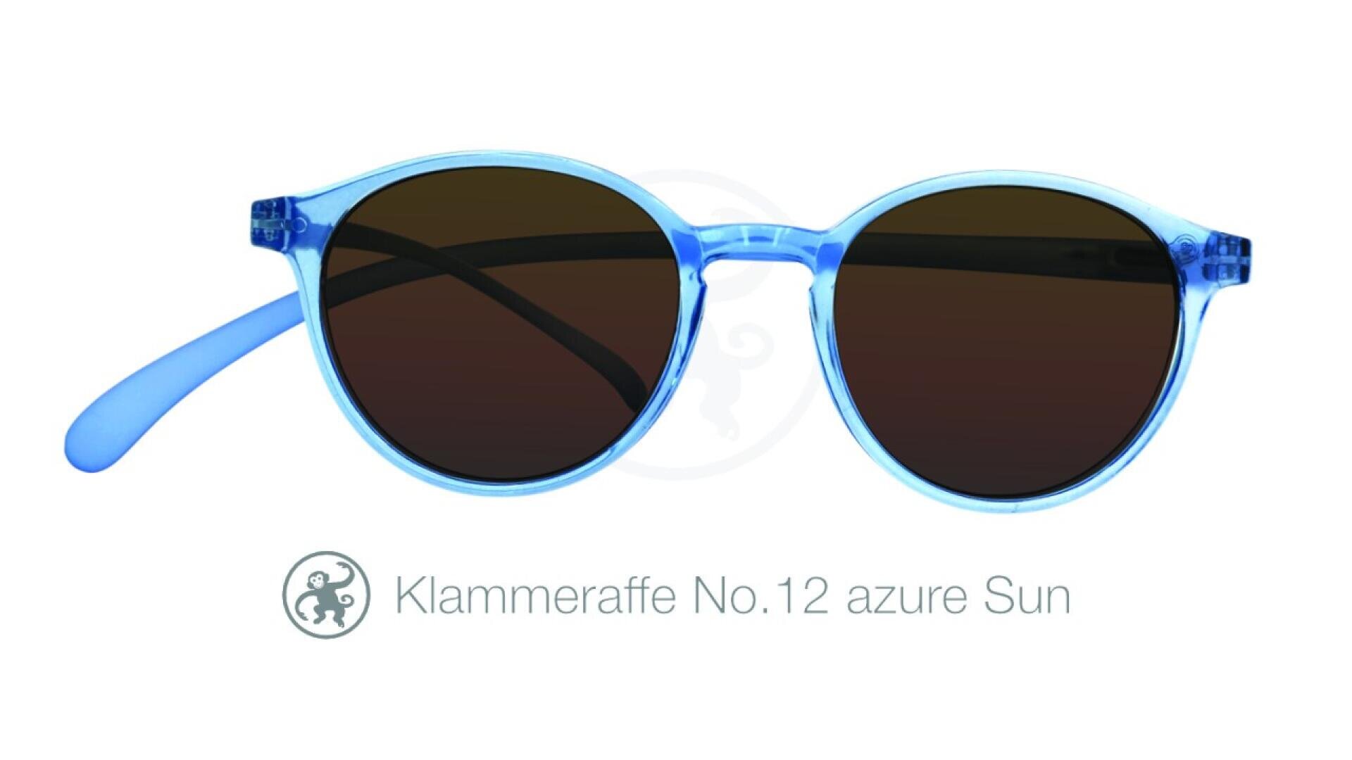 Auf weißem Hintergrund ist eine blaue, runde Sonnenbrille mit dunklen Gläsern abgebildet. Unter dem Bild steht: Klammeraffe Nr. 12 Azurblaue Sonne mit einem kleinen Affenlogo links neben dem Text.