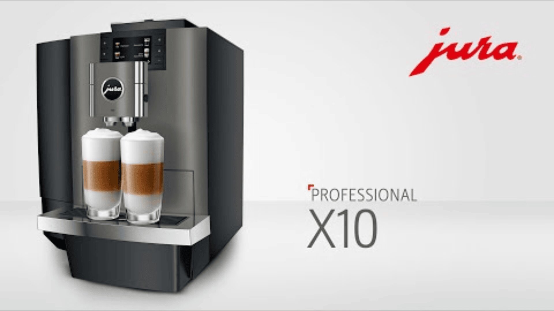Eine Jura Professional X10 Kaffeemaschine bereitet zweischichtigen Cappuccino zu. Das Jura-Logo ist oben rechts in Rot zu sehen, neben der Maschine steht auf hellem Hintergrund „Professional X10“.