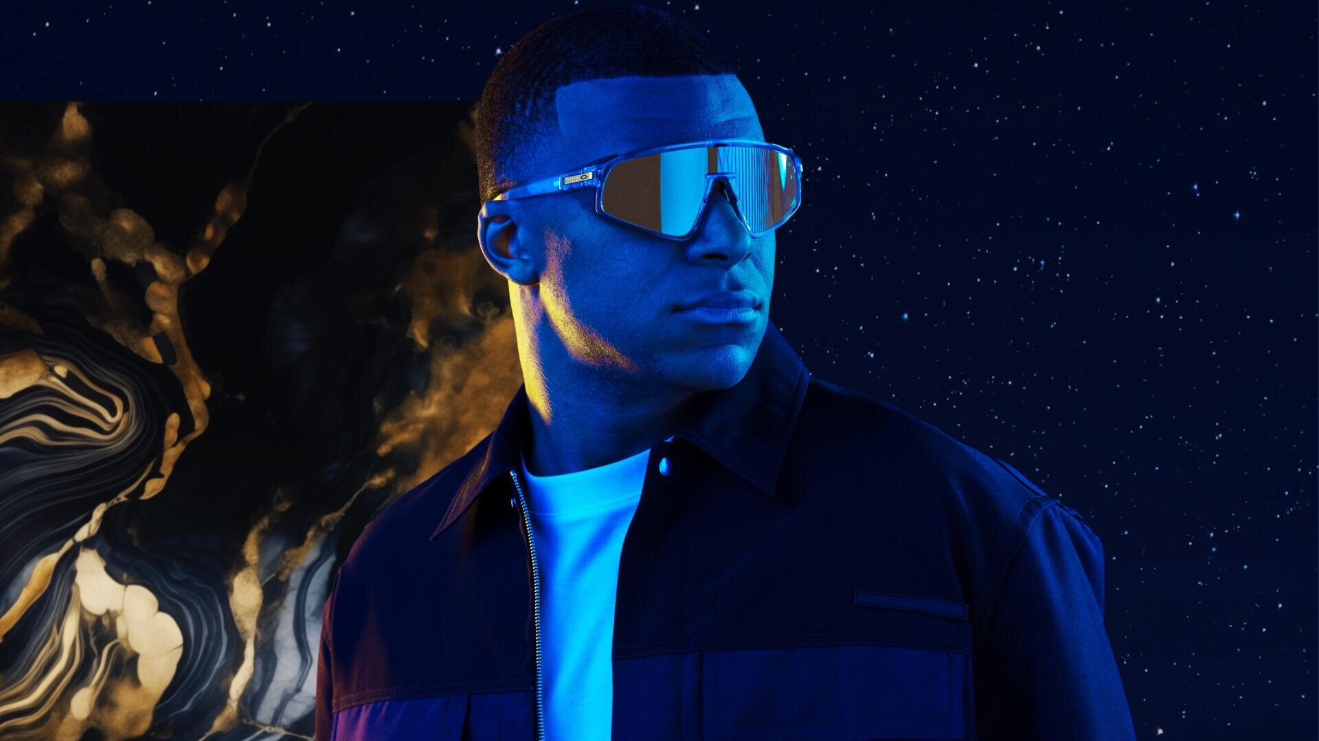 Ein Mann, der eine reflektierende Sonnenbrille und eine dunkle Jacke trägt, steht vor einem nächtlichen Sternenhimmel, der von blauem Licht beleuchtet wird, mit einem wirbelnden abstrakten Muster in Schwarz und Gold im Hintergrund.