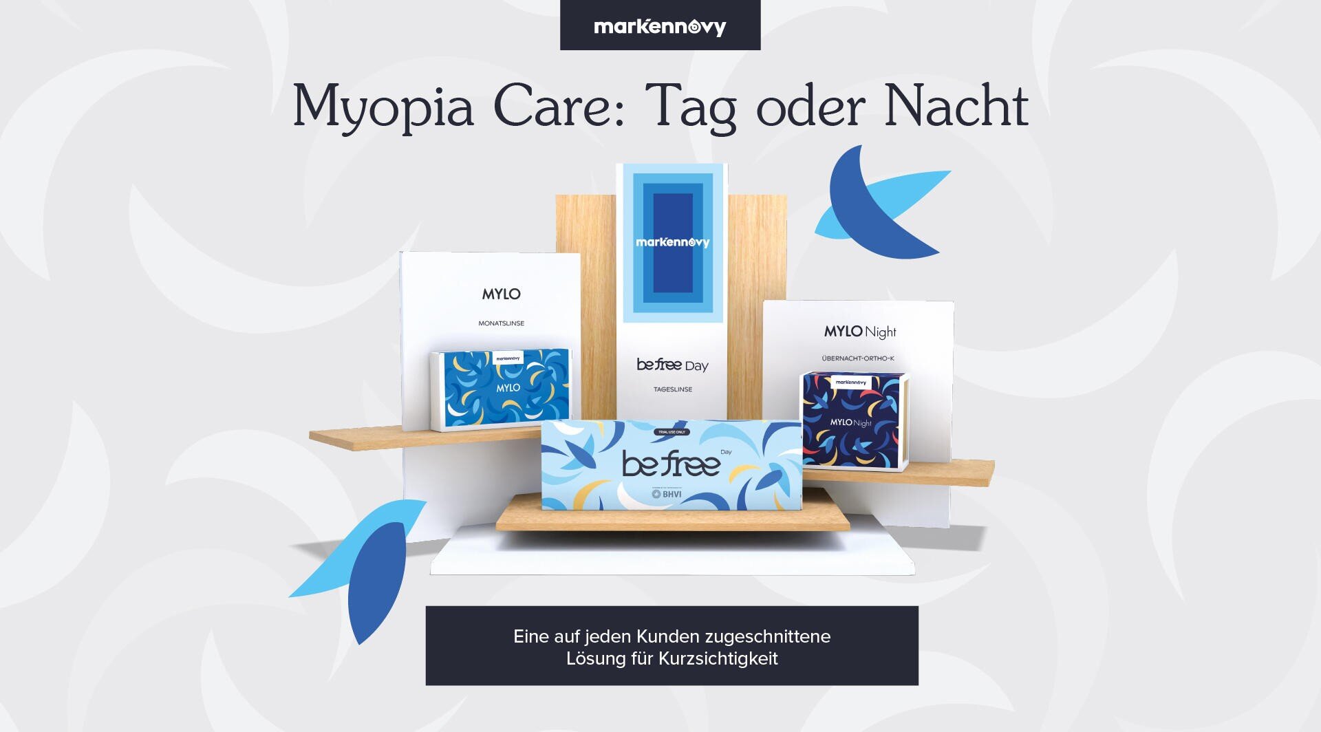 Eine Auslage von mark'ennovy-Produkten zur Behandlung von Kurzsichtigkeit in Holzregalen mit Schachteln, die mit MYLO, befree Day und befree Night beschriftet sind, mit blauen und weißen Designelementen und deutschem Text, der für Kurzsichtigkeitslösungen wirbt.