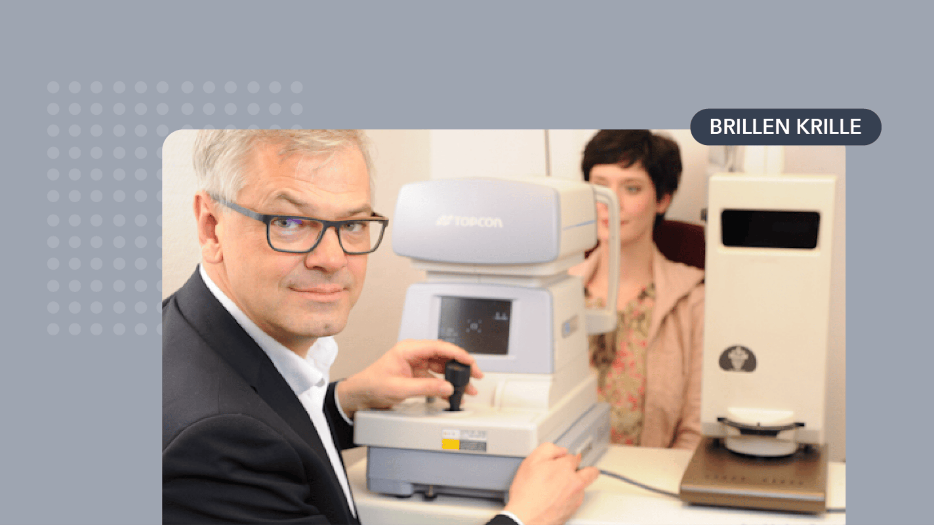 Eine Optikerin bedient ein Augenuntersuchungsgerät für eine dahinter sitzende Patientin. Im Hintergrund ist auf grauem Grund der Text BRILLEN KRILLE zu sehen.