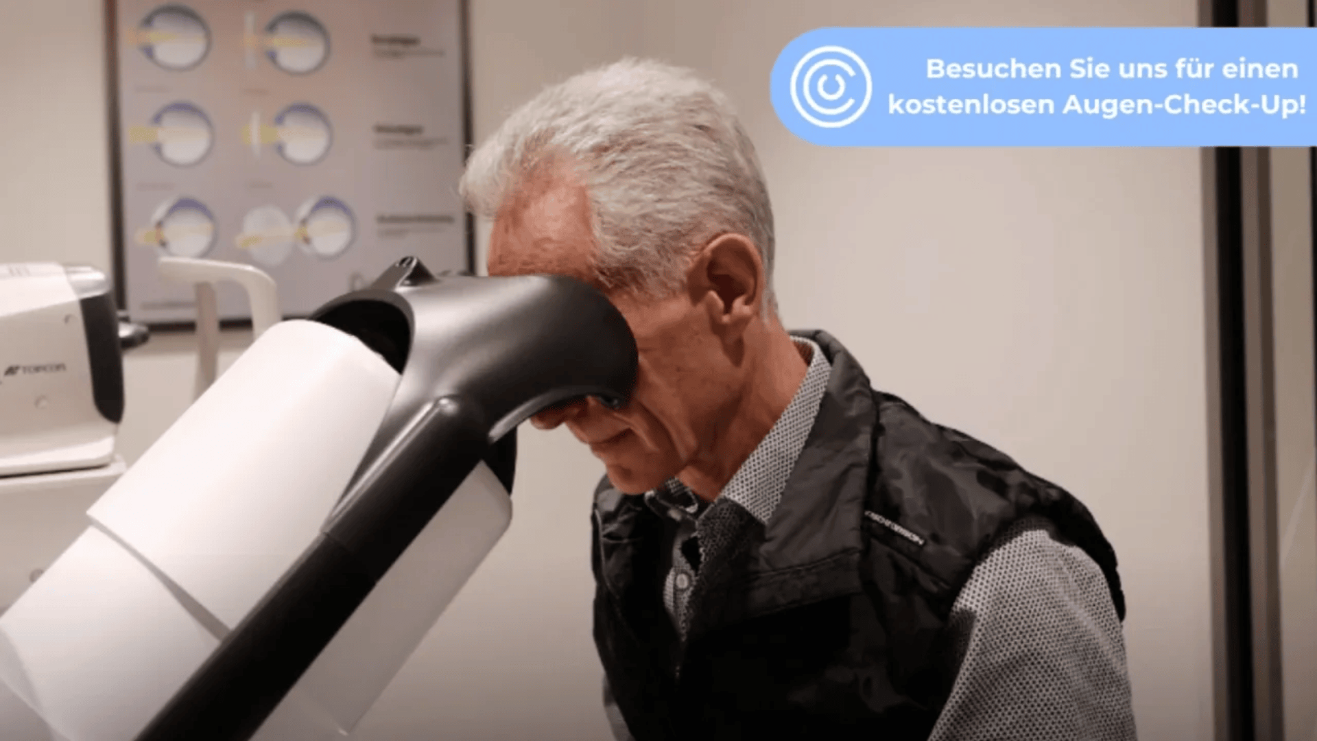 Ein älterer Mann mit grauen Haaren unterzieht sich einer Augenuntersuchung und untersucht ein medizinisches Gerät. Ein Schild auf Deutsch lädt zu einem kostenlosen Augen-Check-Up ein: Besuchen Sie uns für einen kostenlosen Augen-Check-Up!.