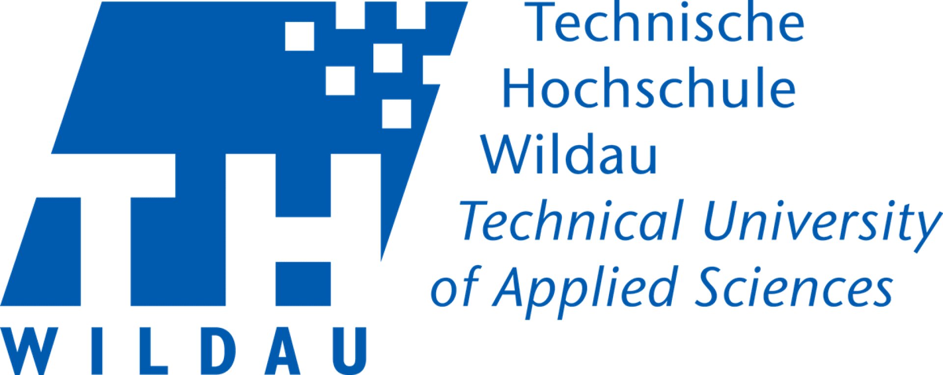 Logo der Technischen Hochschule Wildau mit einem blauen abstrakten geometrischen Muster, den Initialen TH und WILDAU darunter und dem vollständigen Namen in Deutsch und Englisch auf der rechten Seite.