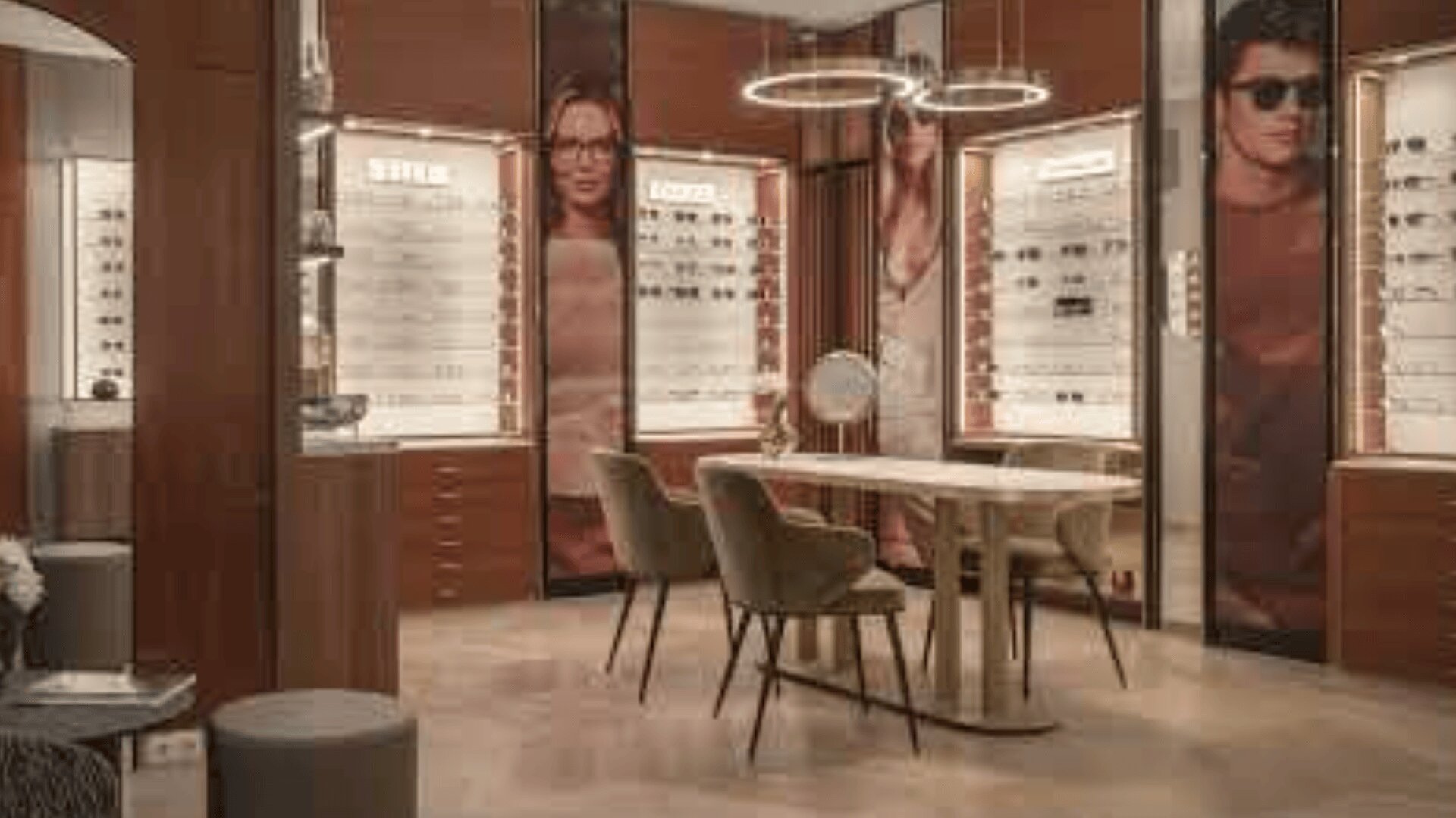 Ein modernes Brillengeschäft mit Holzdekor, Vitrinen mit Brillen und Sonnenbrillen, einem zentralen Tisch mit Samtstühlen und großen Porträts von Brillenträgern an den Wänden.