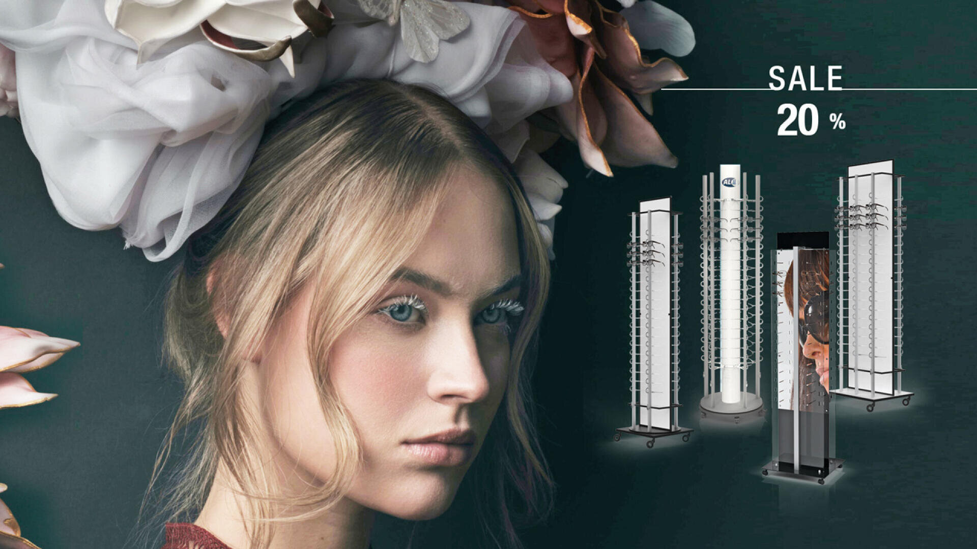 Eine Frau mit einem großen Blumenkopfschmuck blickt nach links; neben ihr stehen vier moderne Brillenständer mit dem Text „SALE 20 %“ darüber auf dunklem Hintergrund.