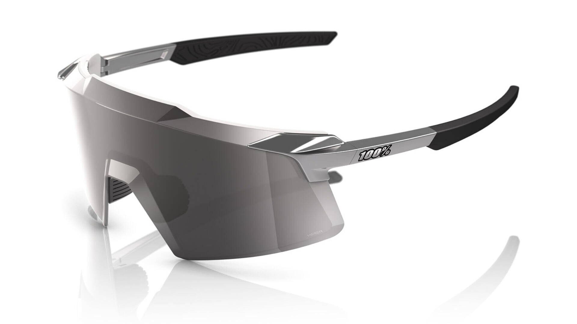 Eine moderne, umlaufende Sport-Sonnenbrille mit breiter, dunkler Einzellinse, silbernen Rahmenakzenten und schwarzen, gummierten Bügeln. Die Marke „100%“ ist seitlich sichtbar.