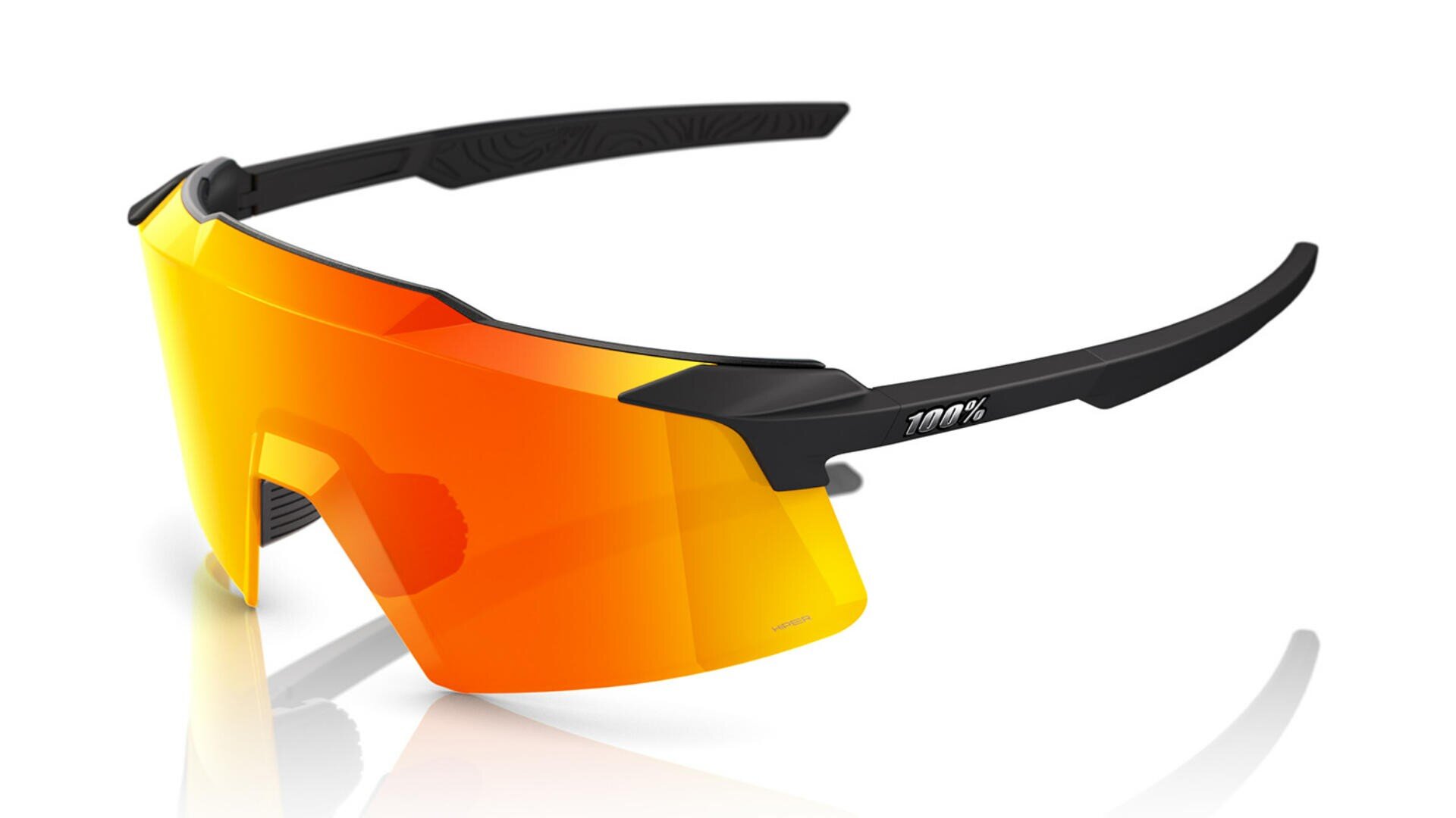 Sportliche Sonnenbrille mit großer, einteiliger orangefarbener Verspiegelung und schwarzem Rahmen. Der Markenname 100% ist in Weiß auf den linken Bügel gedruckt. Die Gläser liegen auf weißem Untergrund.