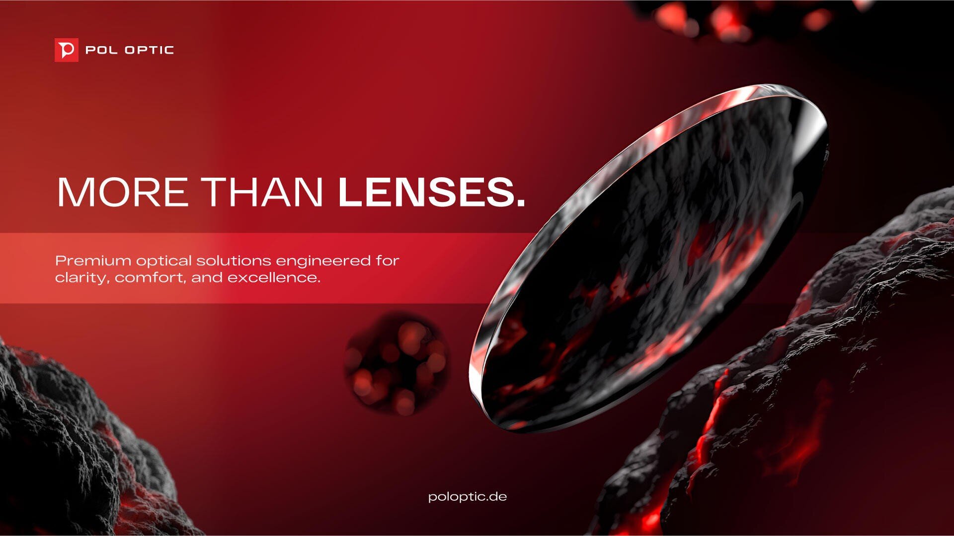 Eine polierte optische Linse schwebt inmitten abstrakter roter und schwarzer Formen. Der fettgedruckte weiße Text lautet MORE THAN LENSES. mit einer Tagline darunter: Erstklassige optische Lösungen, entwickelt für Klarheit, Komfort und Exzellenz.