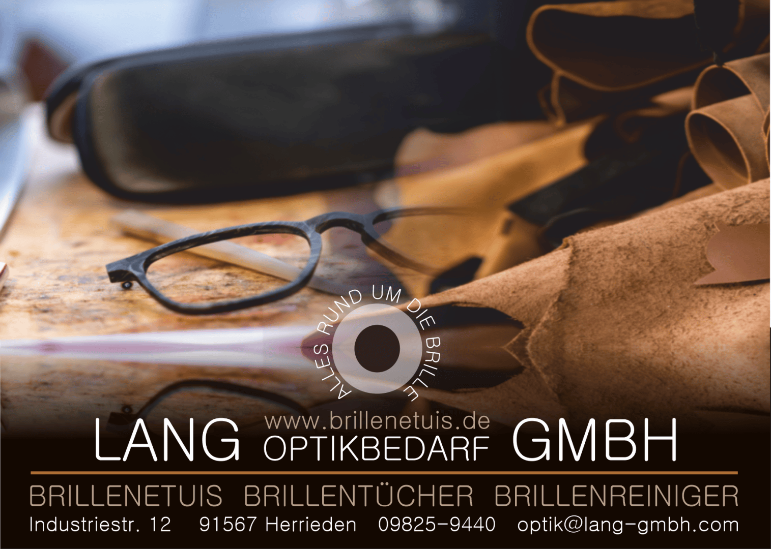 Eine Brille ruht auf braunen Lederstücken, daneben liegen ein Etui und ein Reinigungstuch. Der Text darunter wirbt für die Lang Optikbedarf GmbH, die sich auf Brillenetuis, -tücher und -reiniger spezialisiert hat, mit Kontaktangaben.