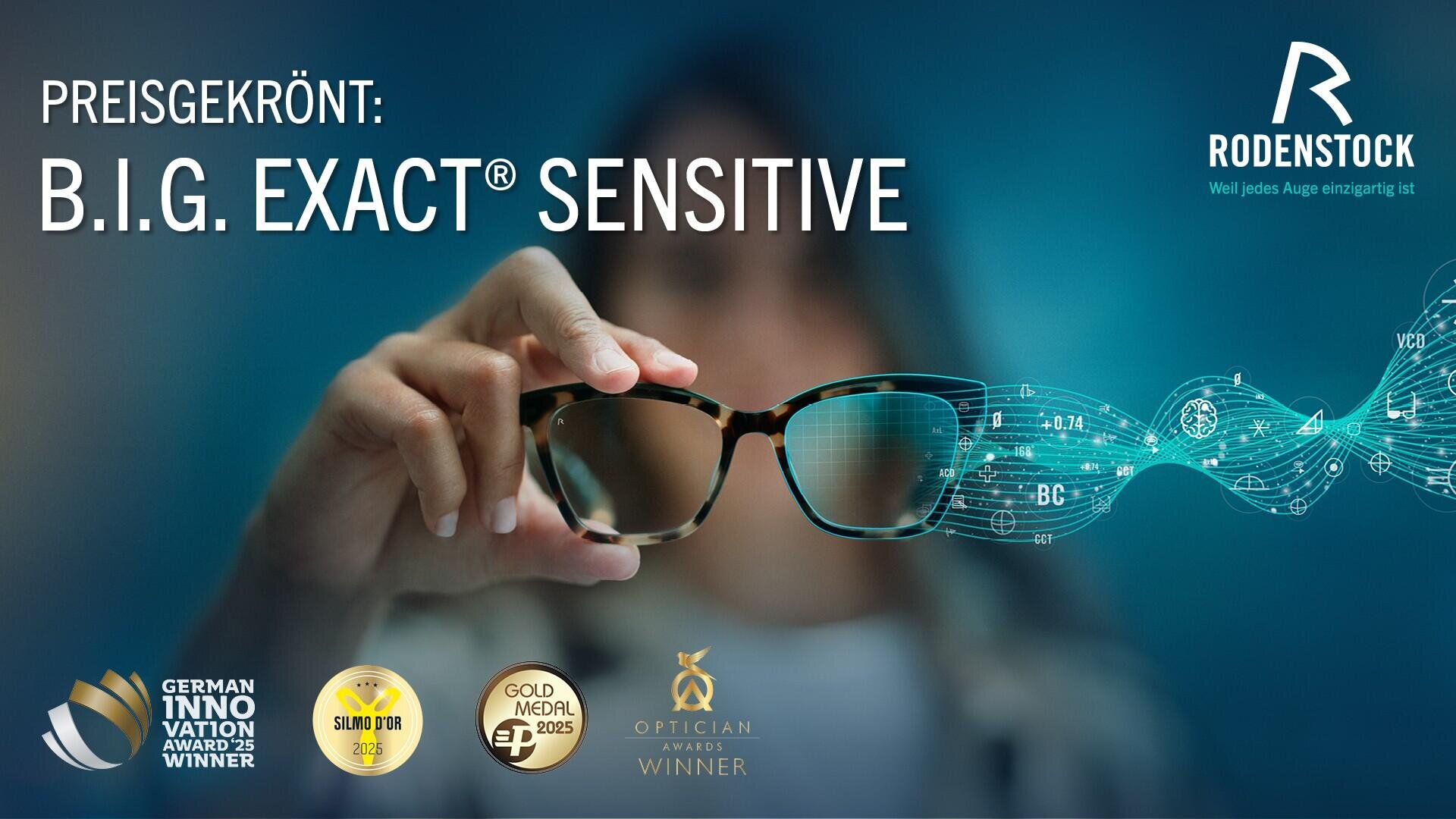 Eine Hand hält eine Brille mit einer digitalen Schnittstelle, auf der optische Daten angezeigt werden. Das Bild enthält den Text PREISGEKRÖNT: B.I.G. EXACT® SENSITIVE und mehrere Auszeichnungsplaketten am unteren Rand. Das Rodenstock-Logo befindet sich oben rechts.