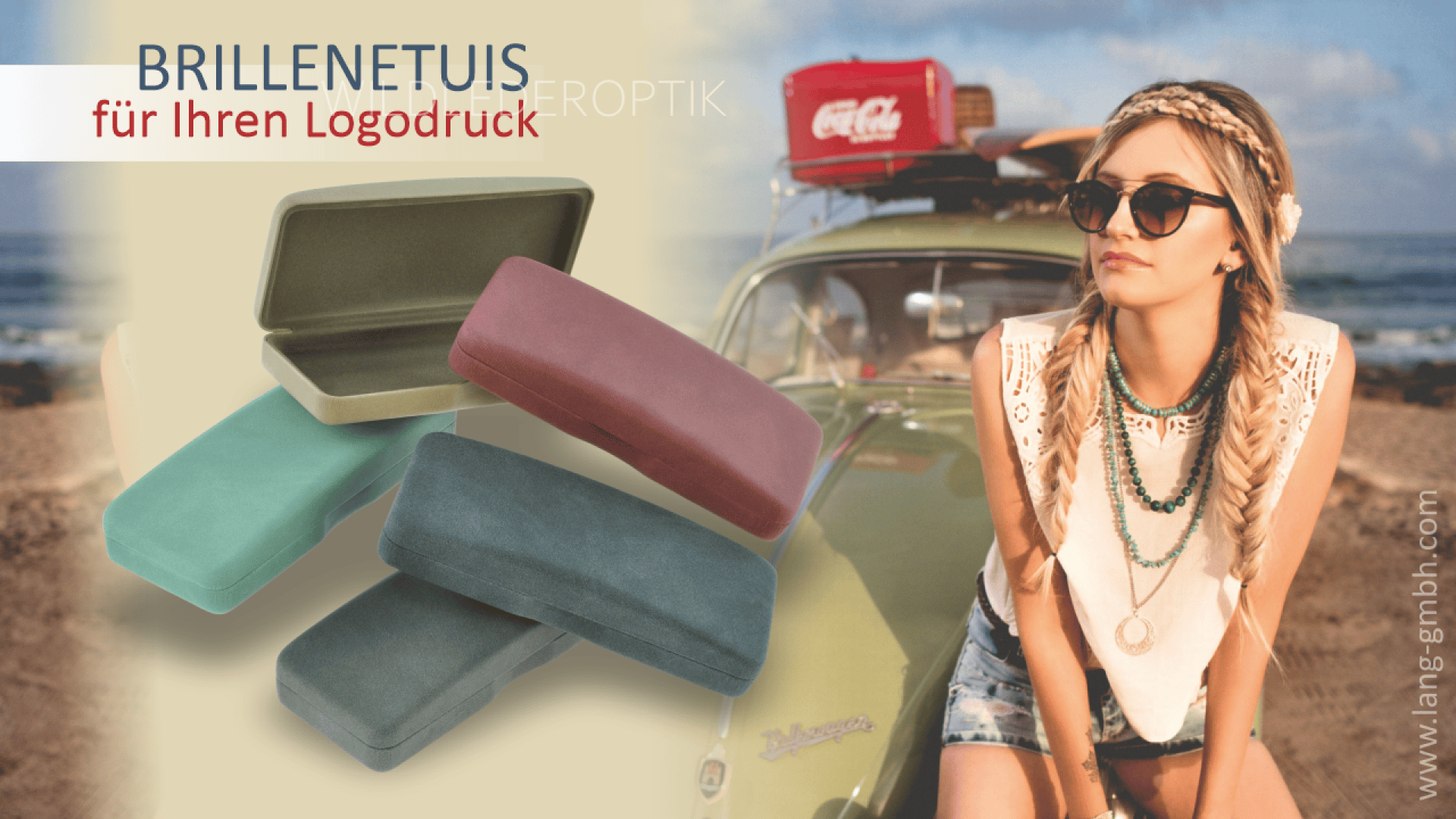 Eine elegante Frau mit Sonnenbrille sitzt auf einem Oldtimer am Strand. Links von ihr sind drei Brillenetuis in Grün, Rot und Blau zu sehen. Ein Text in deutscher Sprache wirbt für Marken-Brillenetuis.