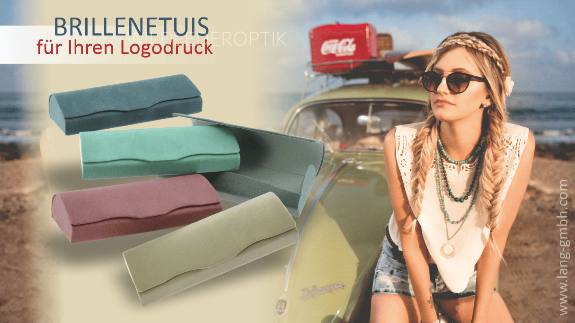 Eine junge Frau mit Sonnenbrille und einem Zopf steht neben einem Oldtimer. Im Vordergrund sind fünf farbige Brillenetuis mit dem deutschen Text BRILLENETUIS für Ihren Logodruck zu sehen.