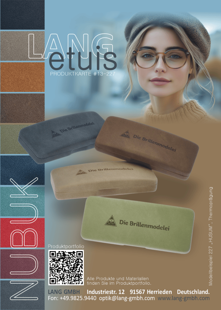 Eine elegante Frau mit Brille und Baskenmütze wird neben vier Brillenetuis in Braun, Beige, Oliv und Grün gezeigt. Auf der linken Seite sind Stoffmuster in ähnlichen Farben abgebildet. Die Kontaktdaten von LANG etuis finden Sie am unteren Rand.