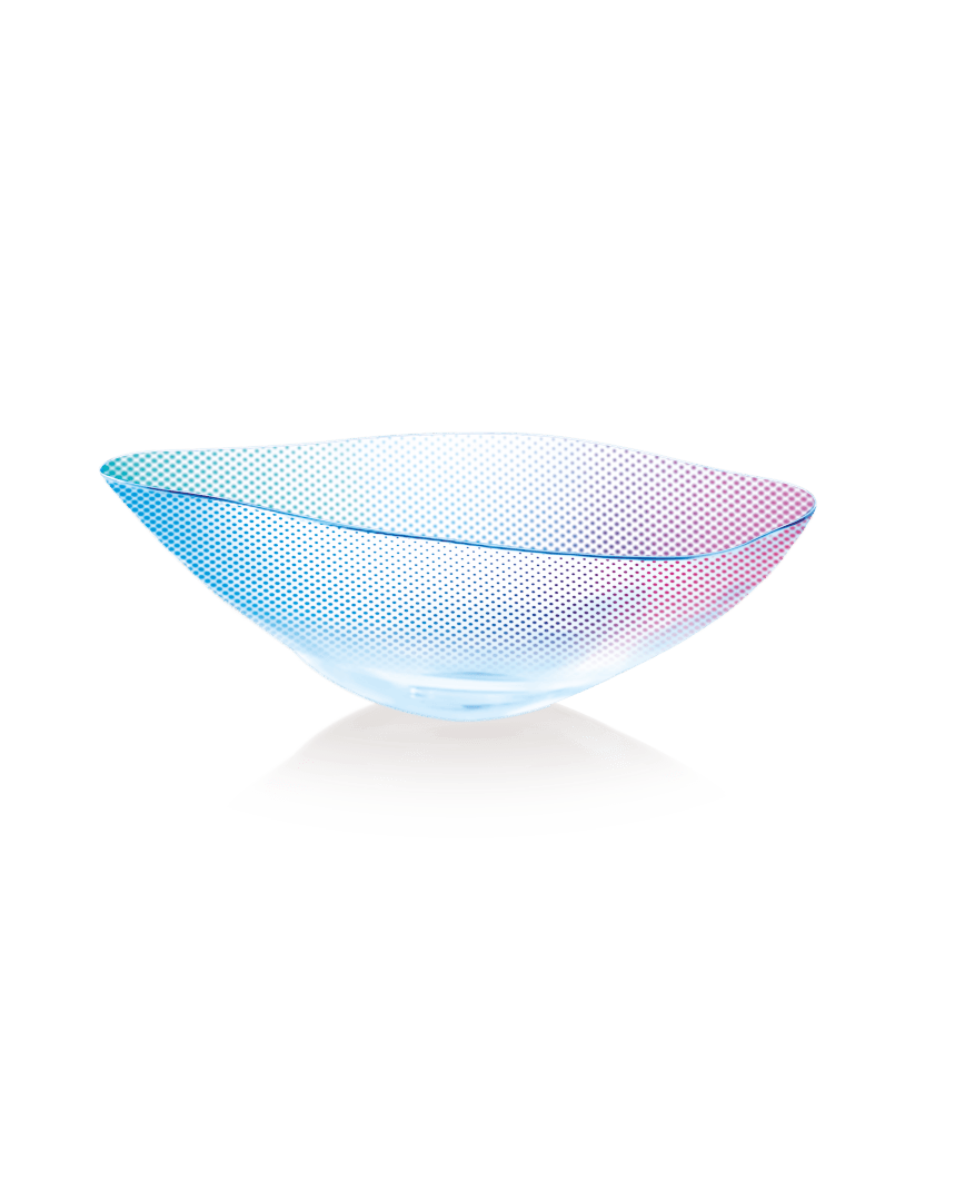 Eine moderne, flache Glasschale mit einem dezenten Farbverlauf aus Blau- und Rosatönen, einem strukturierten Punktmuster und einer glatten, geschwungenen Form. Die Schale wirft einen schwachen Spiegel auf die darunterliegende Oberfläche.