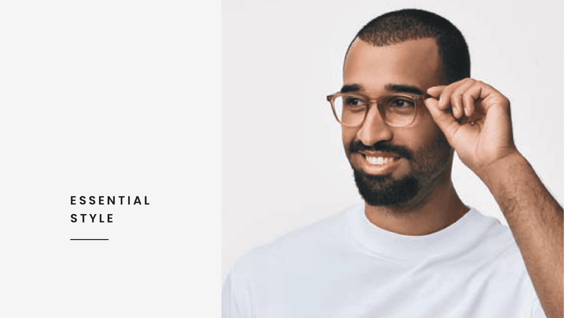 Ein lächelnder Mann mit kurzen Haaren und einem Bart rückt seine Brille zurecht, während er ein schlichtes weißes T-Shirt trägt. Der Hintergrund ist hell, und die Worte Essential Style erscheinen auf der linken Seite.