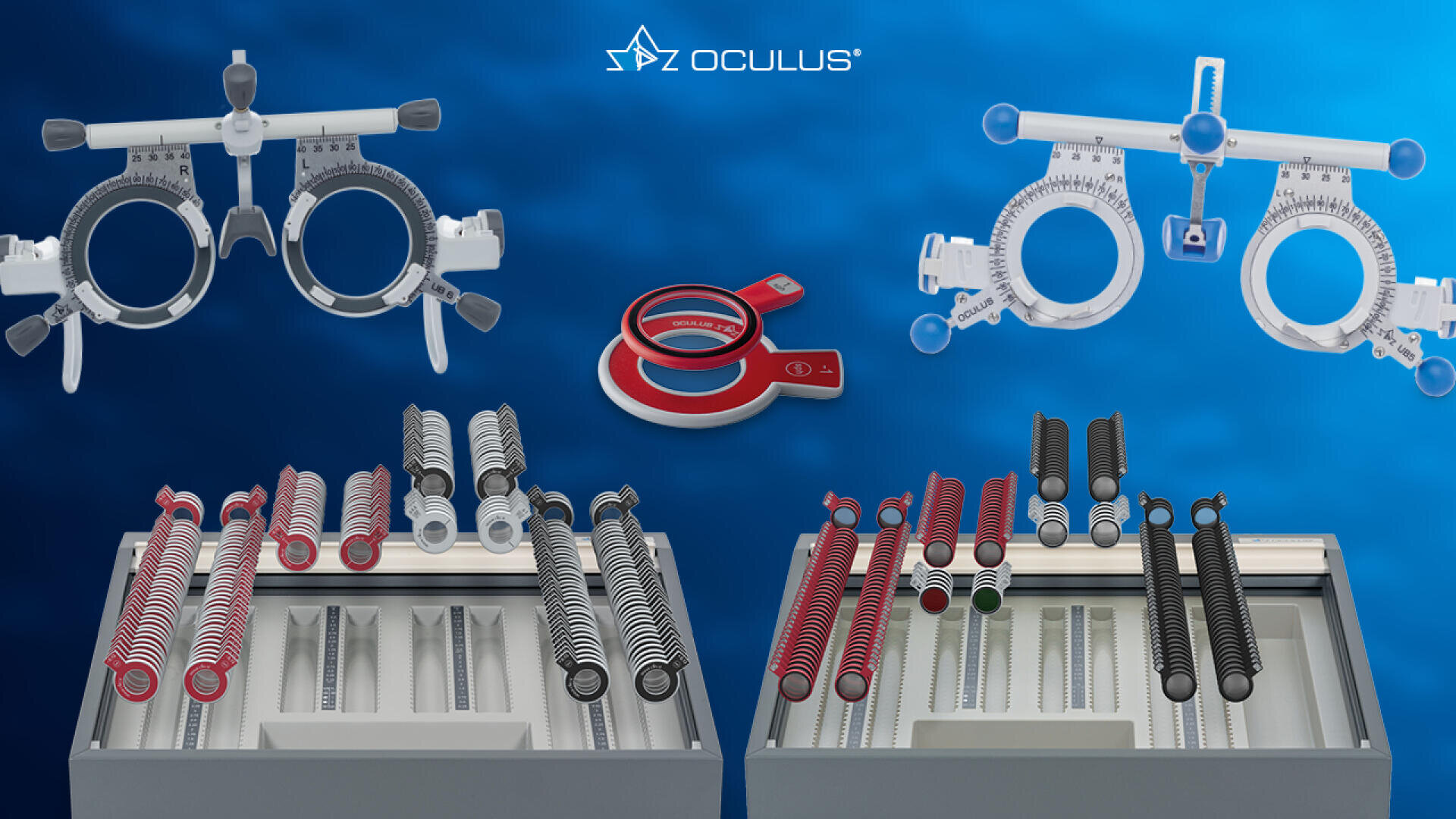 Auf blauem Hintergrund mit dem OCULUS-Logo oben in der Mitte sind zwei Sets mit Brillenfassungen und Testlinsen abgebildet. Die Linsen und Fassungen sind in Fächern angeordnet, wobei einige Linsen separat gezeigt werden.