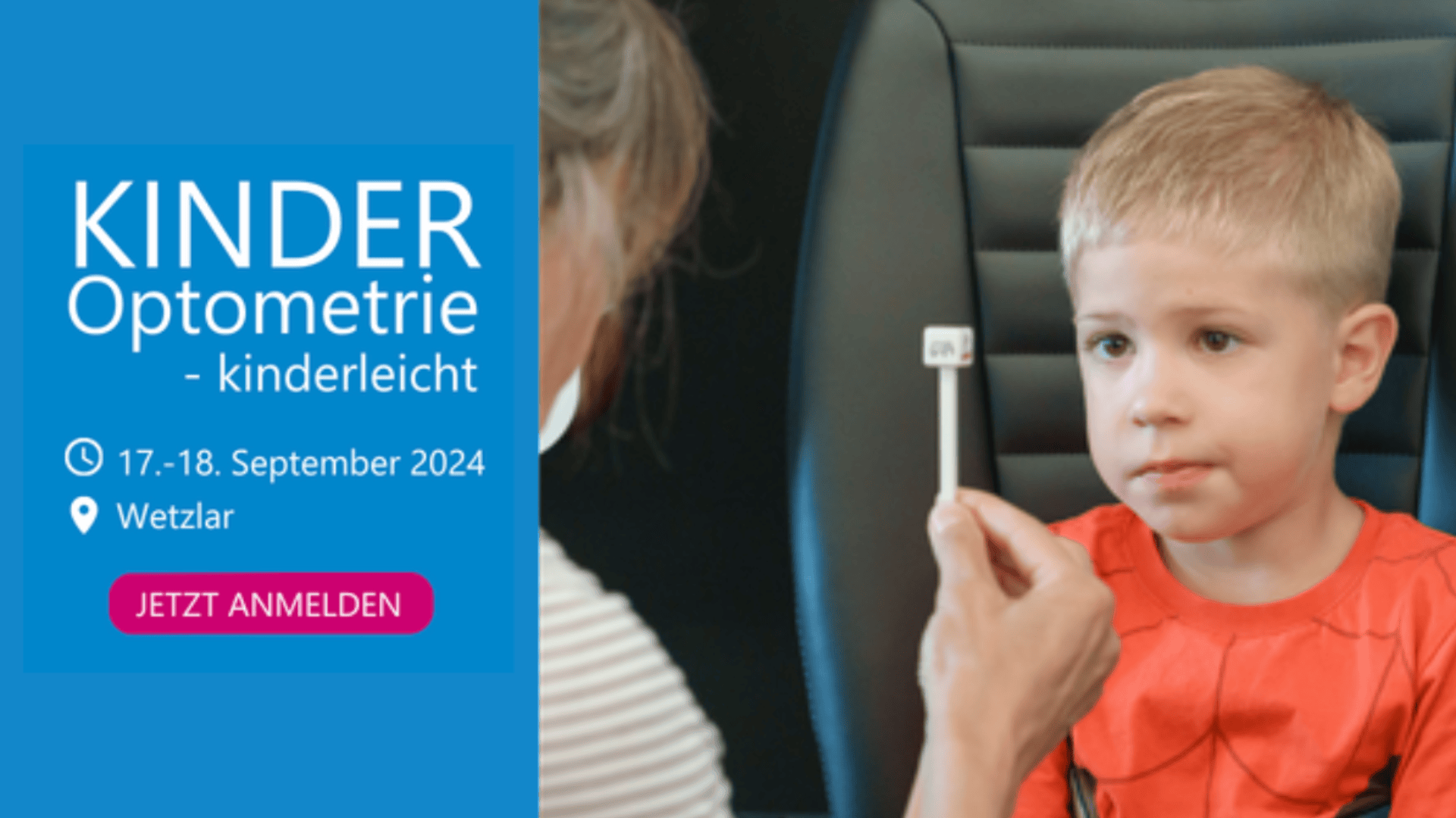 Eine Frau führt bei einem kleinen Jungen, der ein rotes Hemd trägt, einen Sehtest mit einer kleinen Sehtafel durch. Veranstaltungsdetails zur KINDER Optometrie am 17. und 18. September 2024 in Wetzlar finden Sie links.