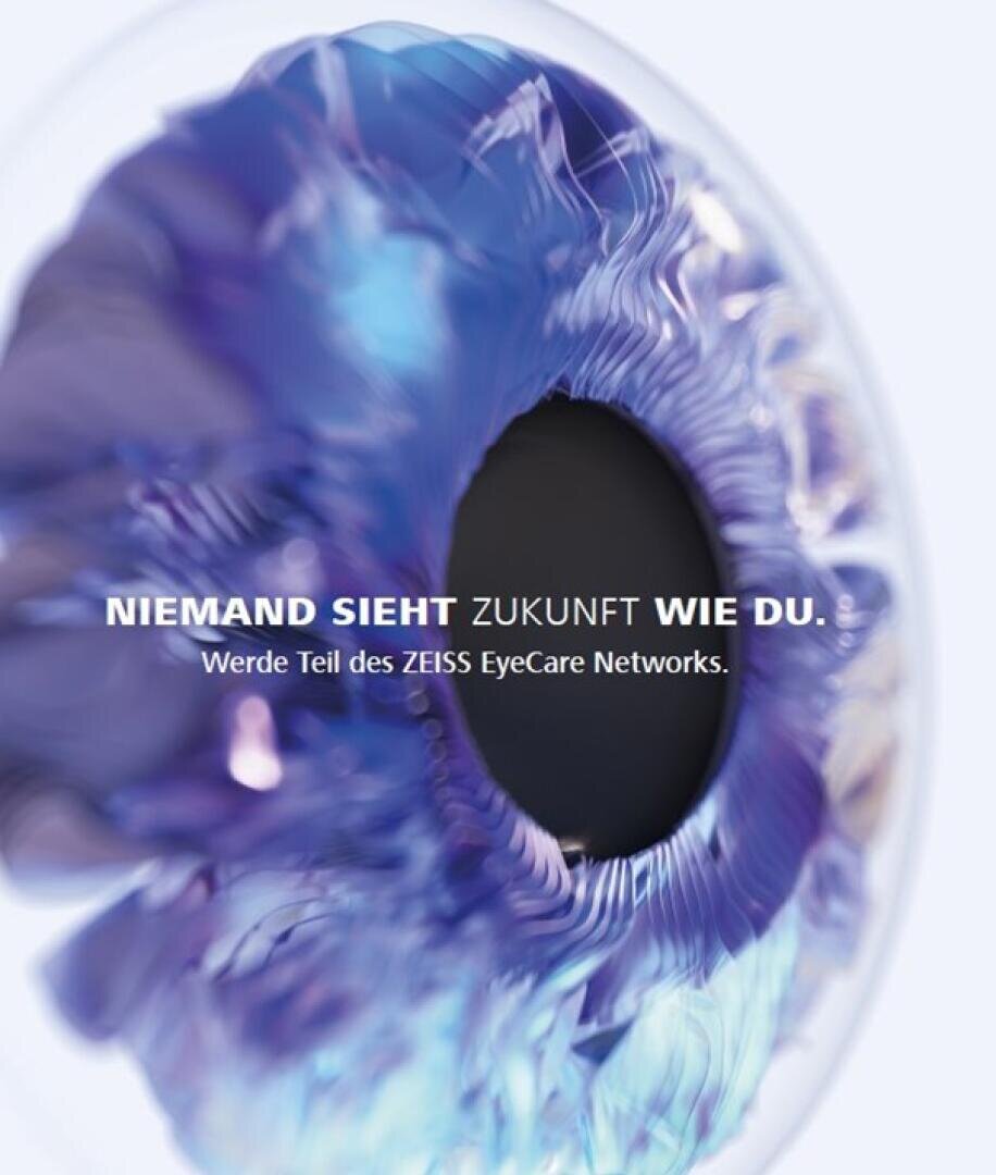 Eine Nahaufnahme einer blauen und violetten abstrakten Iris mit darüberliegendem Text in deutscher Sprache: NIEMAND SIEHT ZUKUNFT WIE DU. Werde Teil des ZEISS EyeCare Networks.