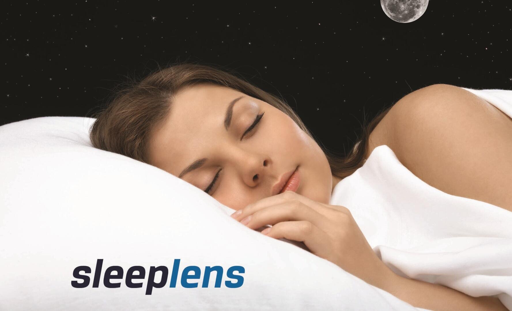 Eine Frau schläft friedlich auf einem weißen Kissen unter einem Nachthimmel mit Sternen und einem sichtbaren Mond; das Wort sleeplens erscheint in der unteren linken Ecke.