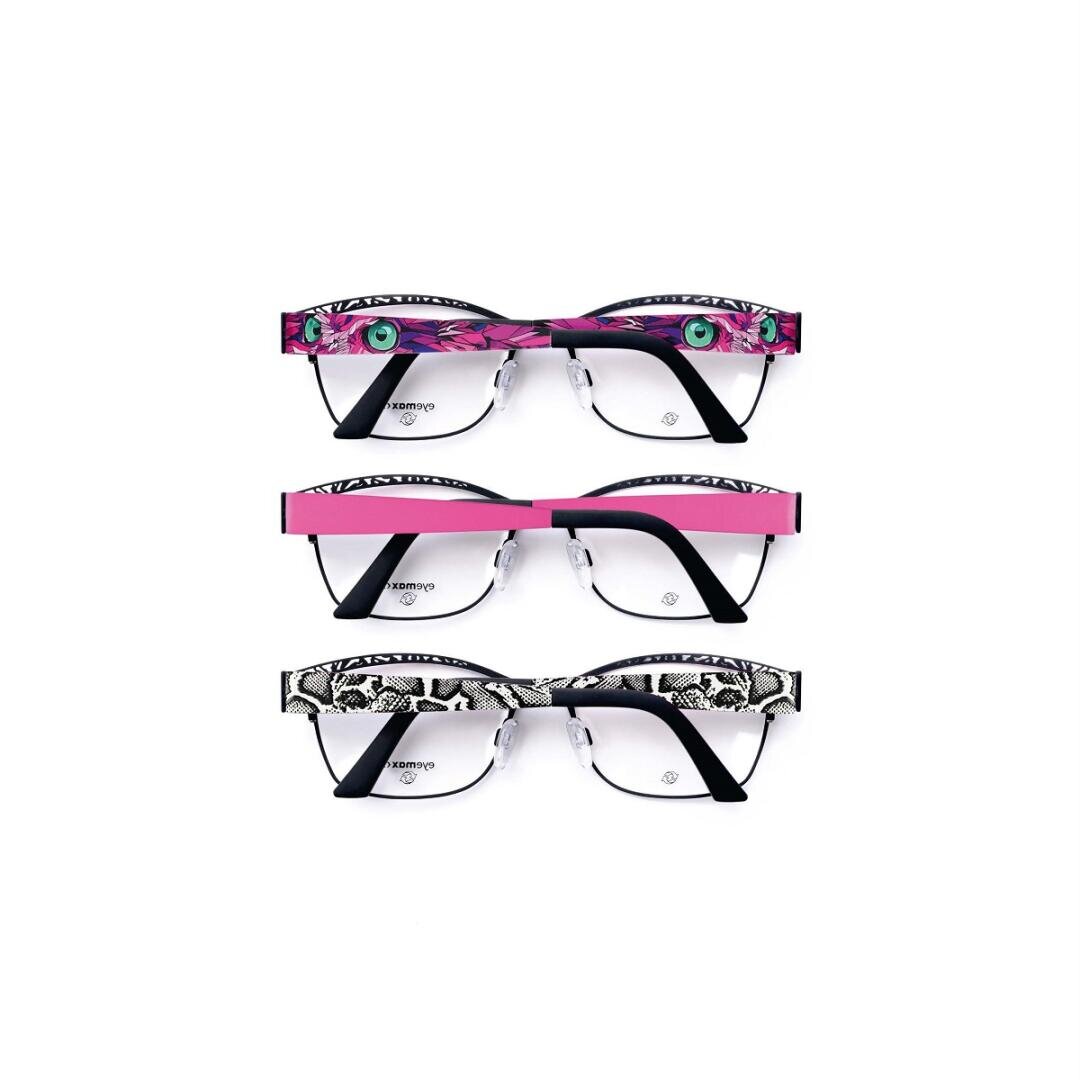 Drei Brillenpaare mit gemusterten Rahmen sind horizontal angeordnet. Die obere Brille hat pinke und blaugrüne Akzente, die mittlere Brille ist einfarbig und die untere Brille zeigt ein schwarz-weißes Schlangenhautmuster.