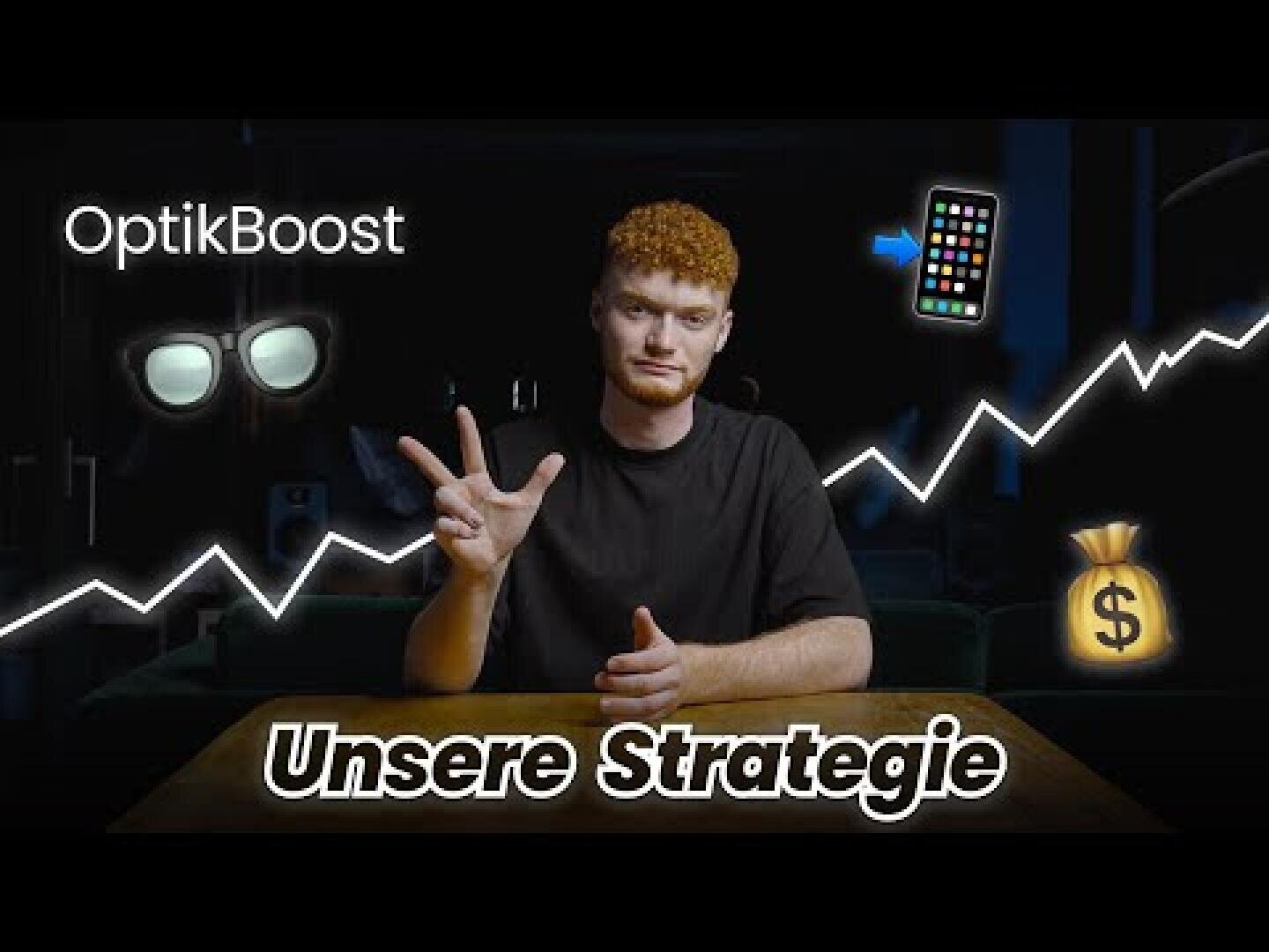 Ein Mann mit lockigem rotem Haar sitzt an einem Tisch und gestikuliert mit drei Fingern. In weißem Text steht OptikBoost und Unsere Strategie. Es erscheinen die Symbole einer Brille, eines Smartphones und eines Geldbeutels, mit einer ansteigenden grafischen Linie im Hintergrund.