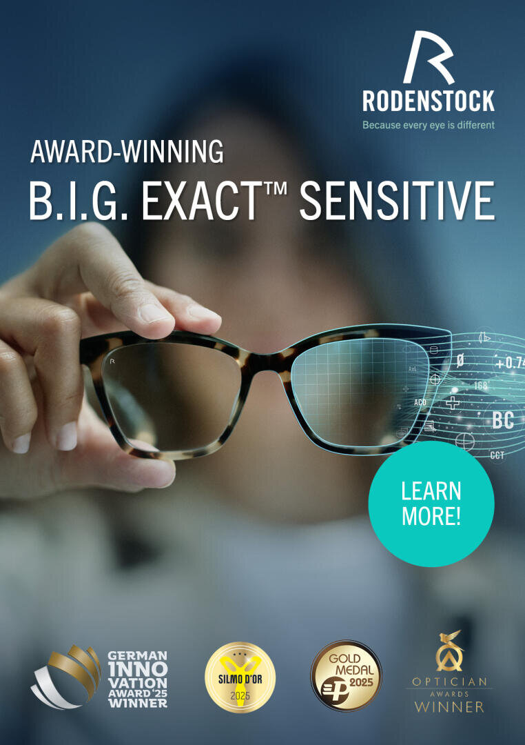 Eine Hand hält eine Brille mit digitalen Grafiken über den Gläsern. Der Text lautet "Rodenstock Award-Winning B.I.G. EXACT™ Sensitive". Am unteren Rand werden drei Symbole für Auszeichnungen und eine Schaltfläche "Mehr erfahren" angezeigt.