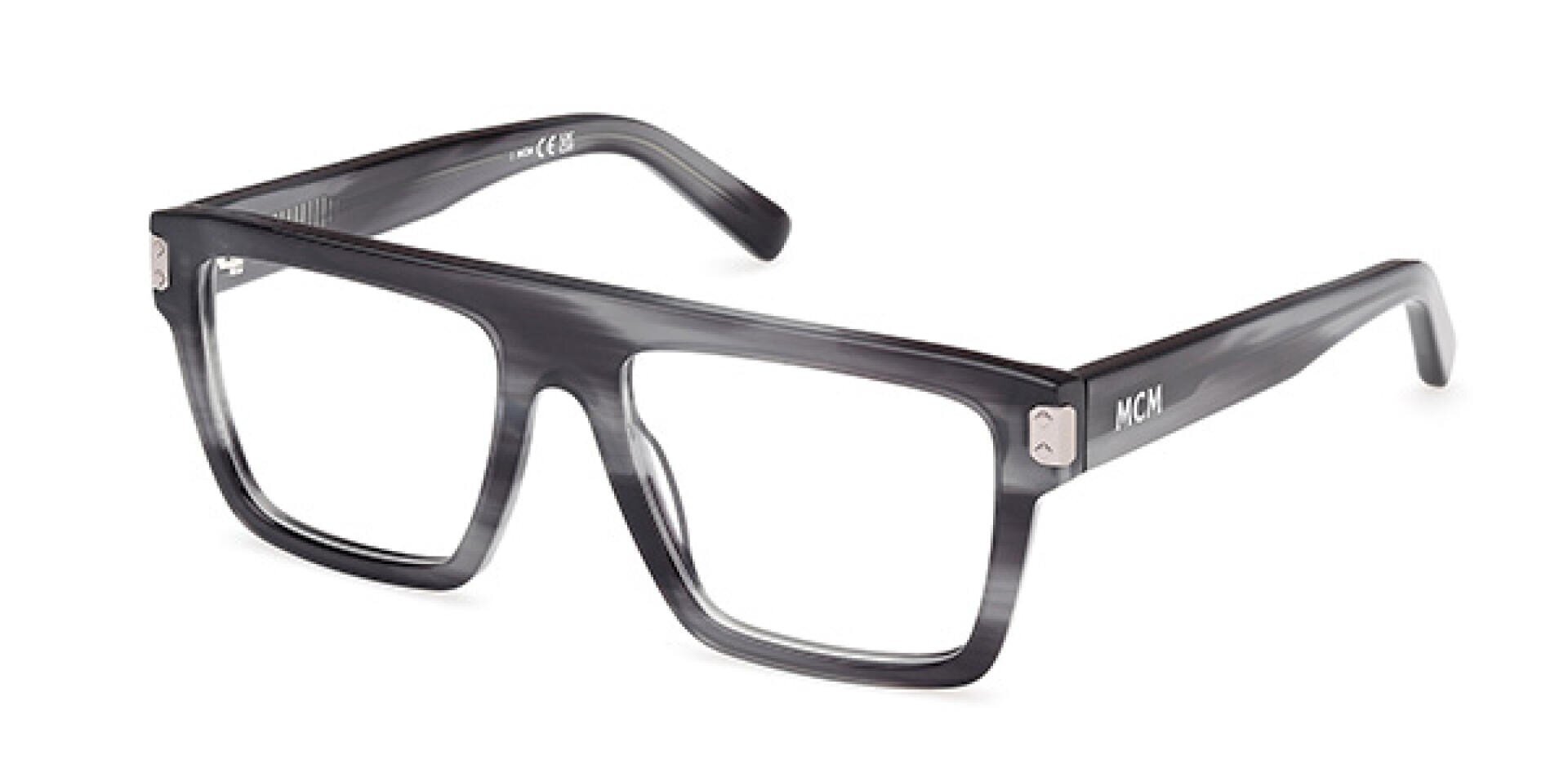 Rechteckige Brille mit dickem, glänzendem, schwarz-grau marmoriertem Rahmen. Der Schriftzug MCM ist in Weiß auf dem linken Bügel aufgedruckt. Die Brille hat klare Gläser und ein modernes, markantes Design.