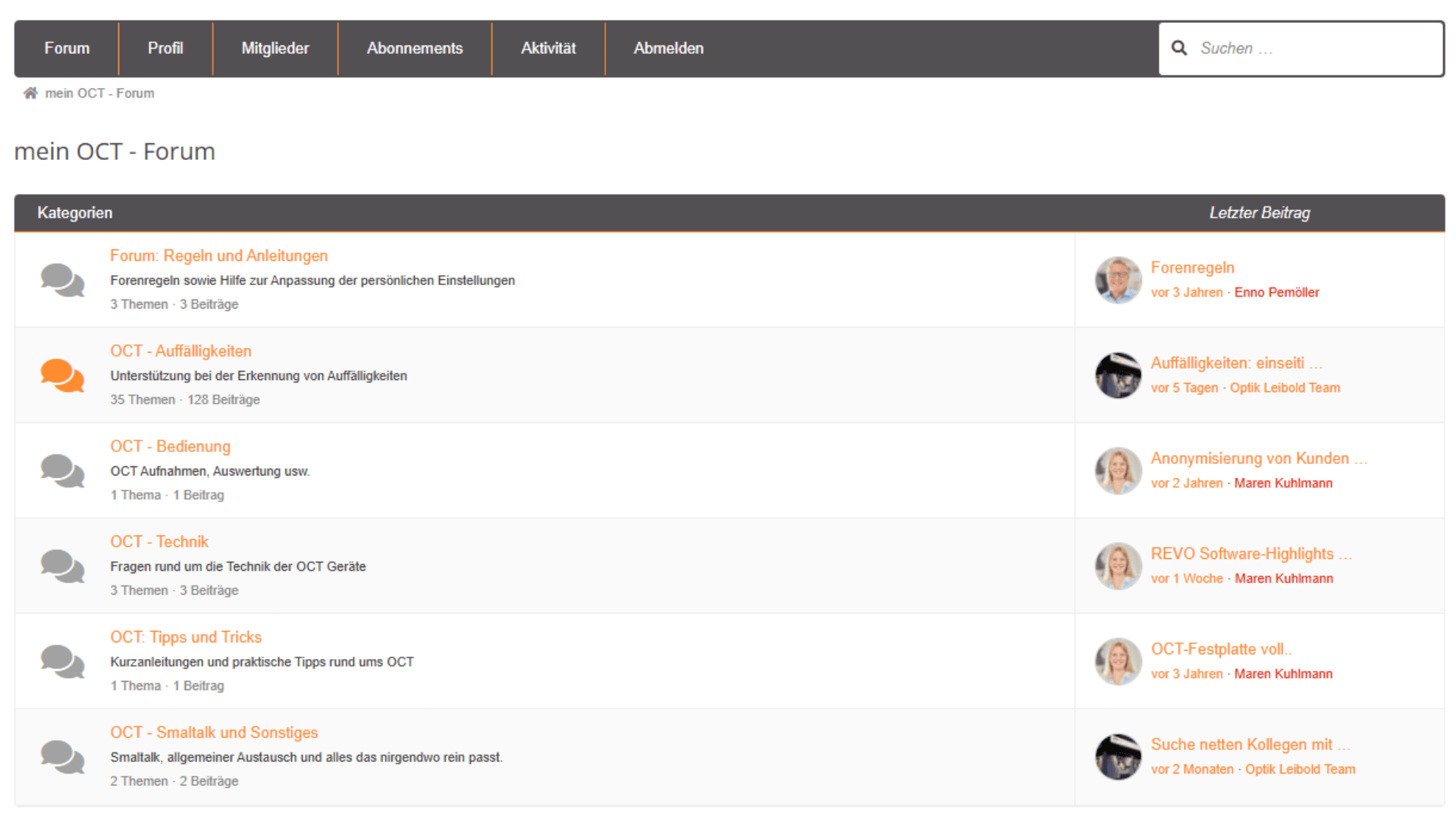 Screenshot einer Online-Forumsseite mit Abschnitten wie Regeln, Support, Nutzung, Tipps und sozialen Themen. Jeder Abschnitt listet Themen, neueste Beiträge und Benutzeravatare auf einer übersichtlichen, weiß-orangefarbenen Oberfläche auf.