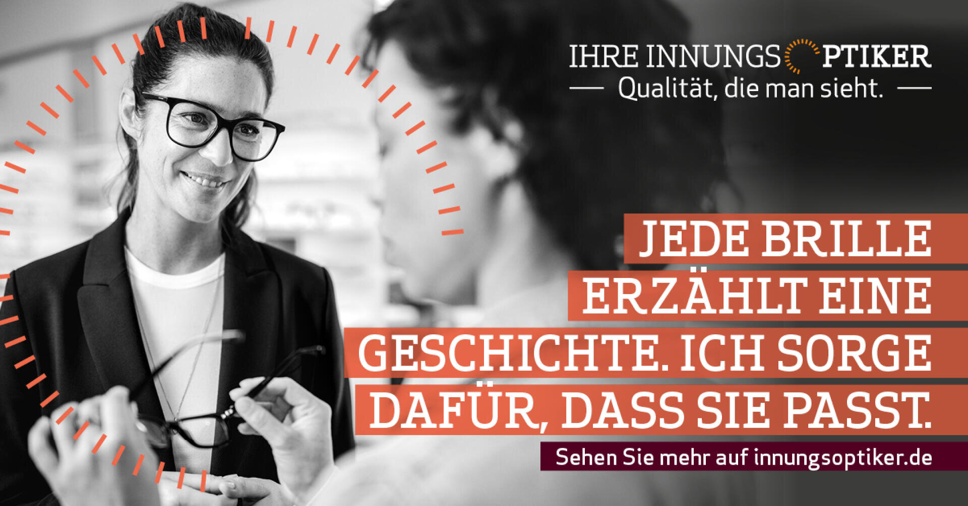 Ein lächelnder Optiker hält eine Brille, während er mit einem Kunden spricht. Der Text lautet: Jede Brille erzählt eine Geschichte. Ich sorge dafür, dass sie passt. und Ihre Innungsoptiker - Qualität, die man sieht.