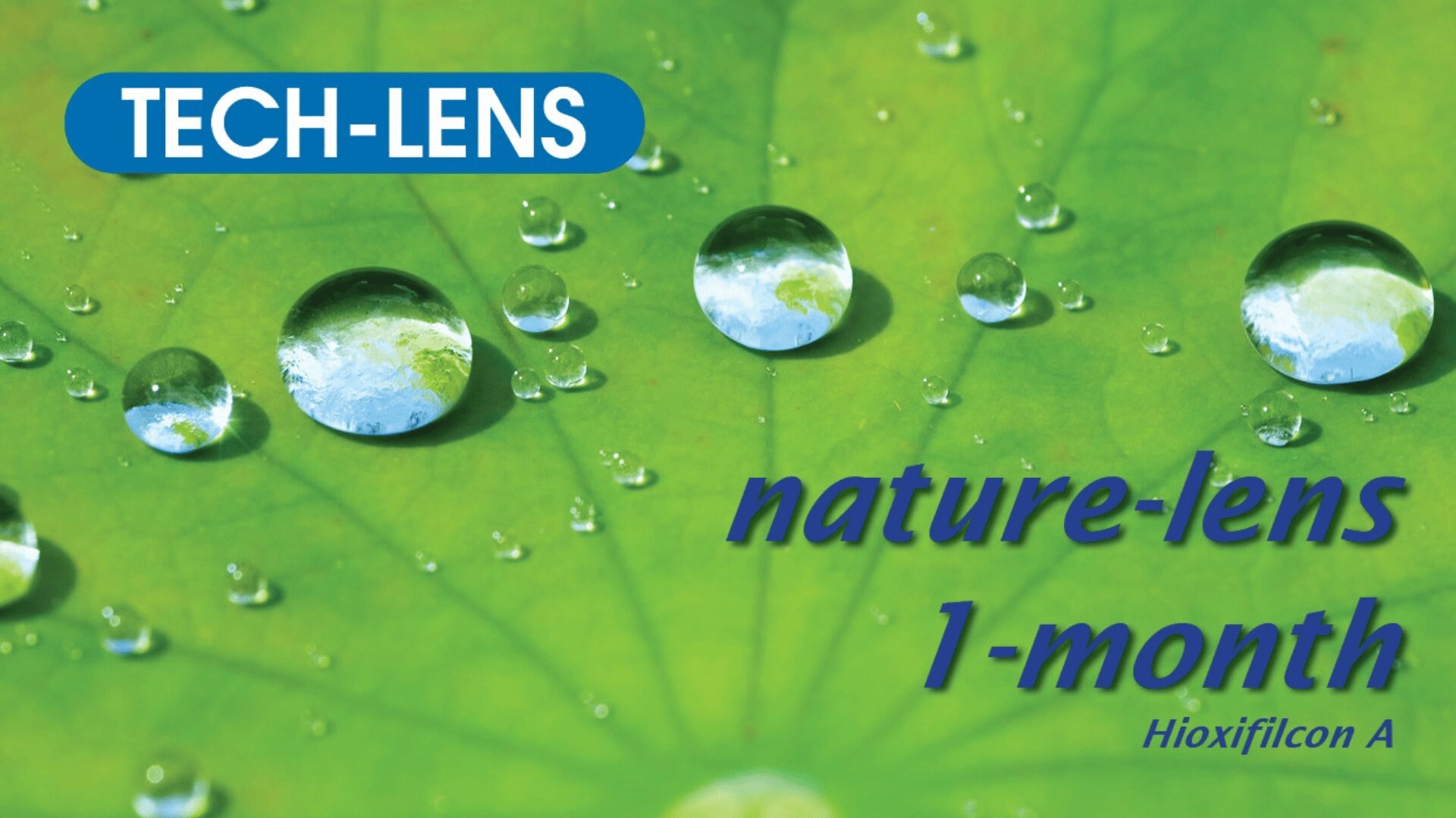 Nahaufnahme von Wassertropfen auf einem grünen Blatt, mit dem Text TECH-LENS, nature-lens 1-month und Hioxifilcon A in blauer und weißer Schrift überlagert.